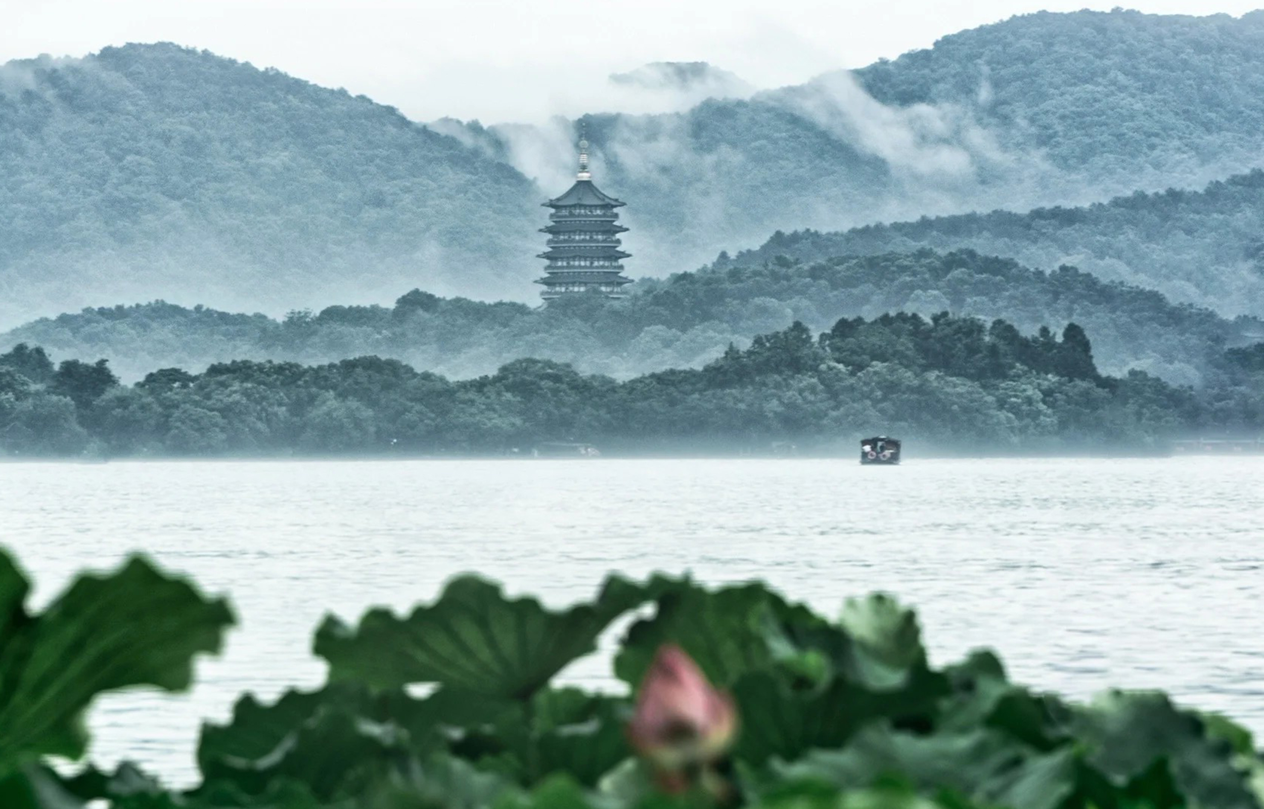 杭州3日漫遊(登靈隱寺飛來峰+賞西湖美景+觀雷鋒塔憶《白蛇傳》+逛清河坊南宋文化街+品乾隆御茶宴+江南風情+湖光山色+特色地方美食)