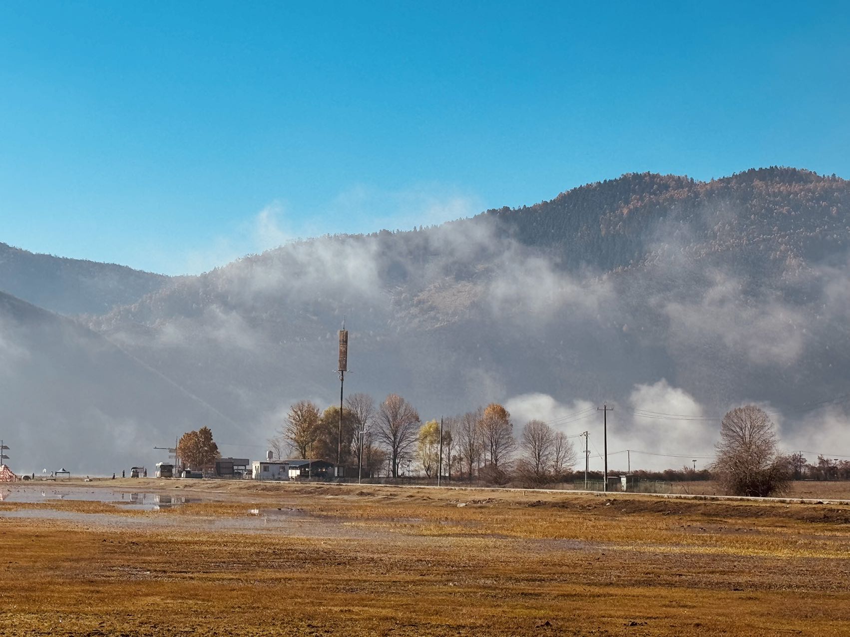 Napahai is the largest grassland in Zhongdian County and one of the most plateau-featured scenic spots. Thanks to the careful care of the Tibetans, many birds visit here every autumn, such as black-necked cranes, yellow ducks, and bar-headed geese flying 