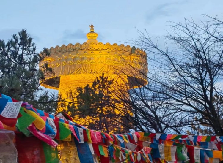 Dukezong Ancient Town is the best-preserved and largest Tibetan settlement in China. It is an important town on the Yunnan-Tibet Ancient Tea-Horse Road and the Yunnan-Tibet Highway. It is a famous historical and cultural city in Yunnan Province. Guishan P