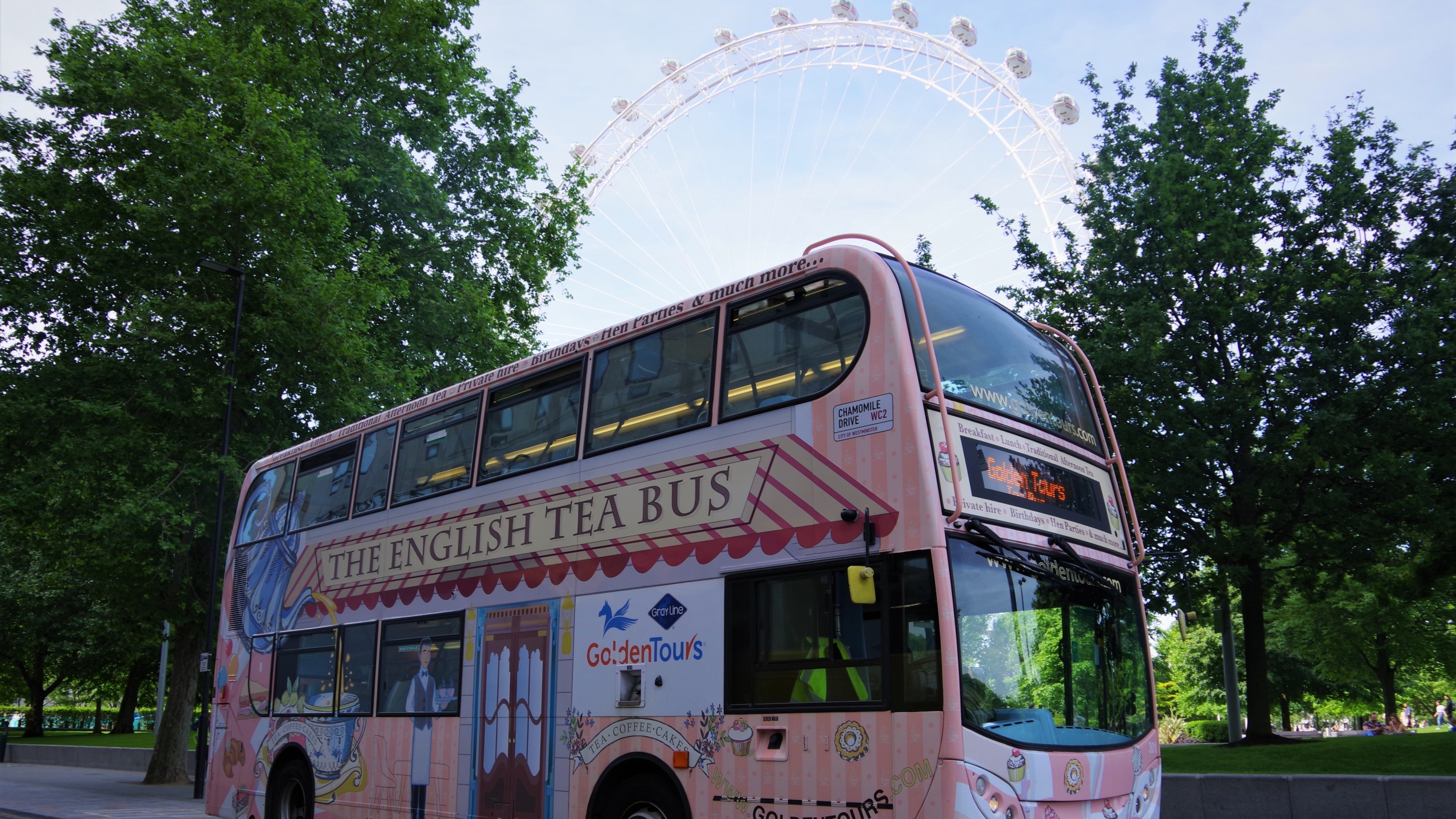 Cheese and wine tasting bus experience in London 