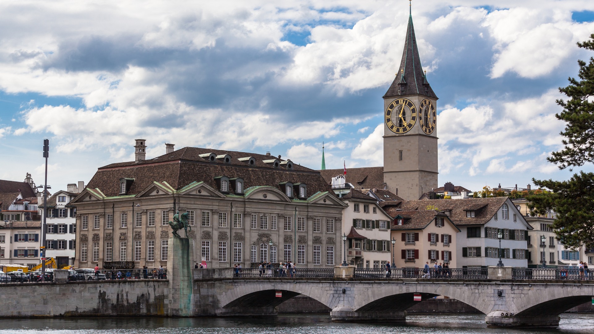 聖彼得霍夫廣場 (St. Peterhofstatt) 聖彼得霍夫廣場 (St. Peterhofstatt)