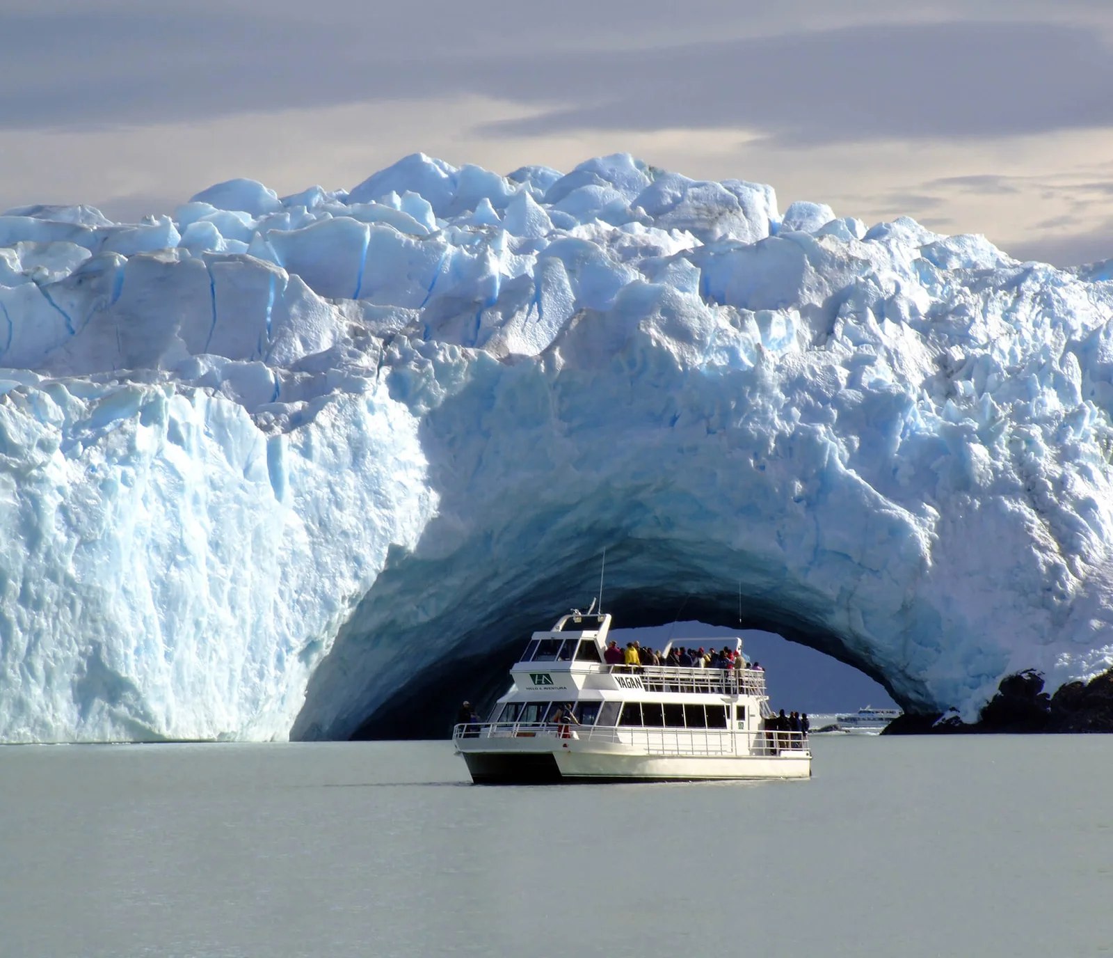 This experience offering a spectacular view of its magnificent colors and the surrounding icy landscape