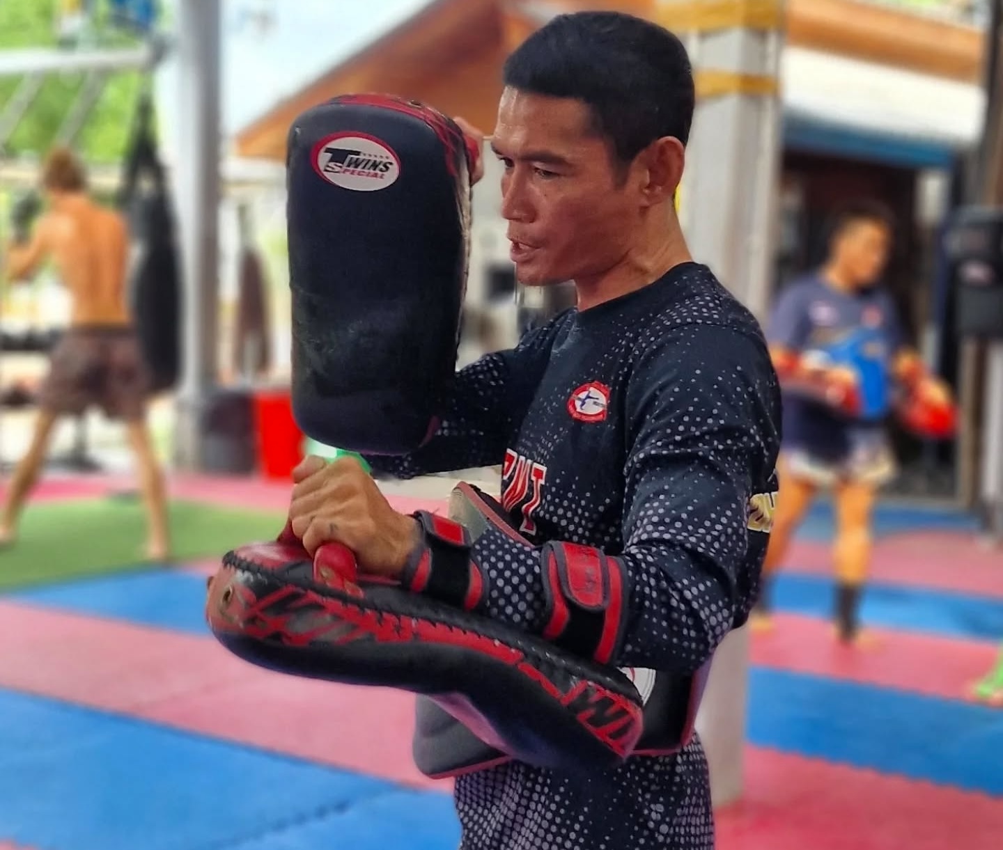 參加入門級泰拳課程，學習基本知識和正確技巧，為日後更進階的訓練做好準備。