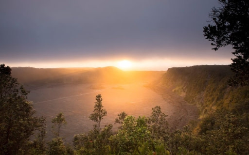 令人屏息的夕陽，照亮了基拉韋亞火山廣闊的破火山口。