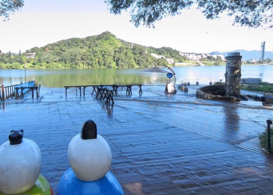 夏日提供涼爽的樹蔭、河畔微風,以及沁人心脾的森林景色。 夏日提供涼爽的樹蔭、河畔微風,以及沁人心脾的森林景色。