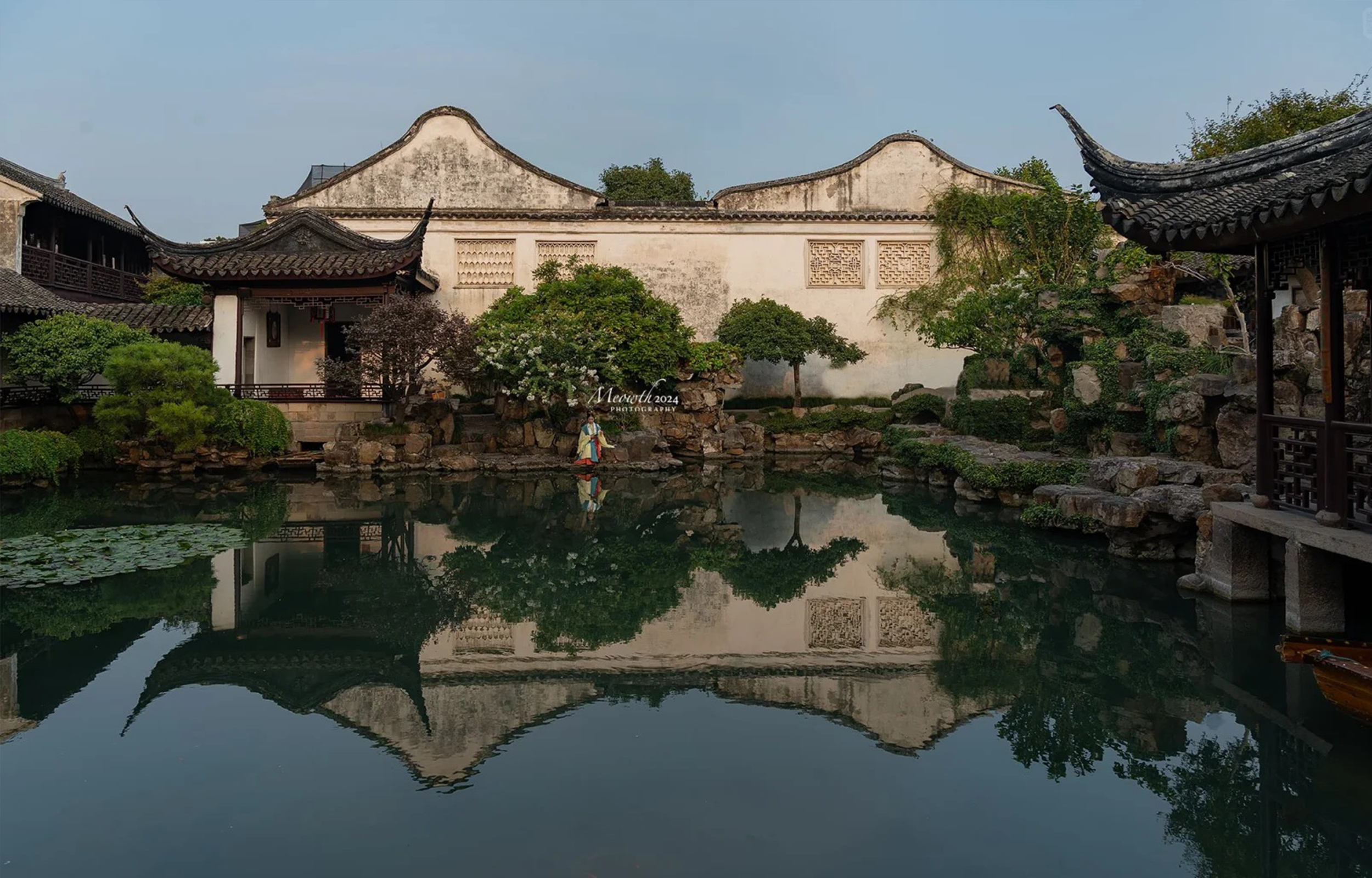 拙政園是江南古典園林的代表作品,是蘇州現存最大的古典園林 ,與北京頤和園、承德避暑山莊、蘇州留園並稱為 “中國四大名園” 拙政園是江南古典園林的代表作品,是蘇州現存最大的古典園林 ,與北京頤和園、承德避暑山莊、蘇州留園並稱為 “中國四大名園”