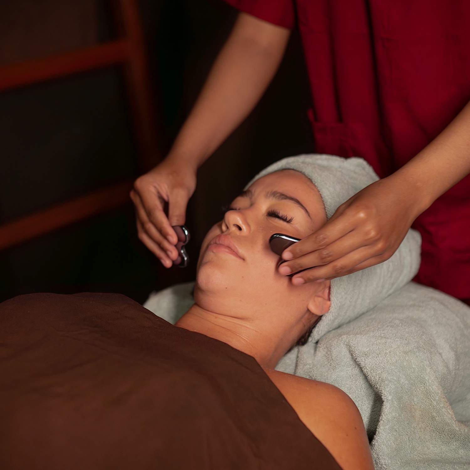 從肌底深層雕塑、消除浮腫，並為肌膚注入活力。這不僅僅是臉部護理，更是一場精雕細琢的儀式。我們的美容師運用傳統的刮痧石，以緩慢而有意識的力道輕撫您的臉龐，有效釋放緊繃。成果？雙眸更明亮，肌膚更柔