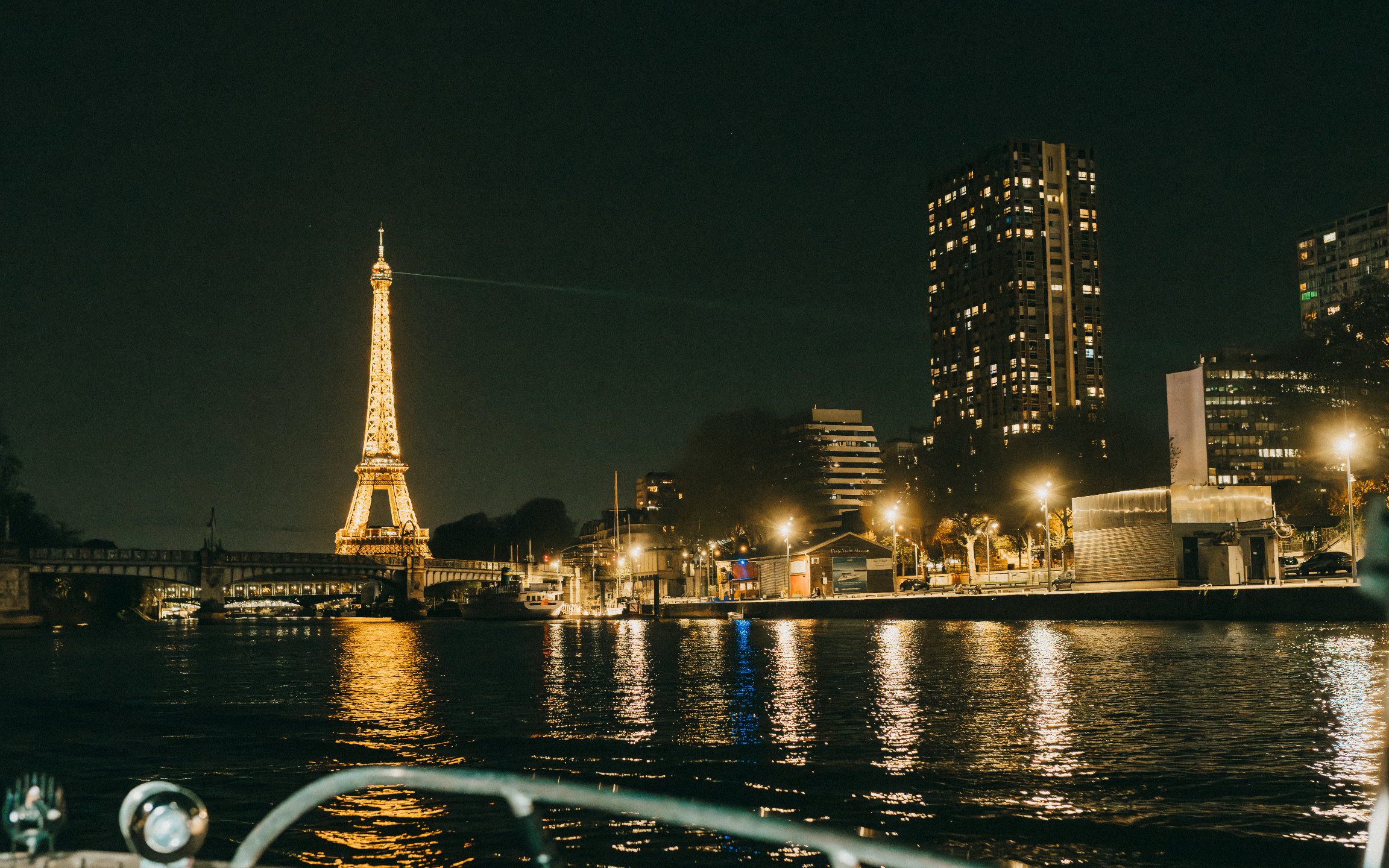 Private Seine River cruise in Paris with champagne