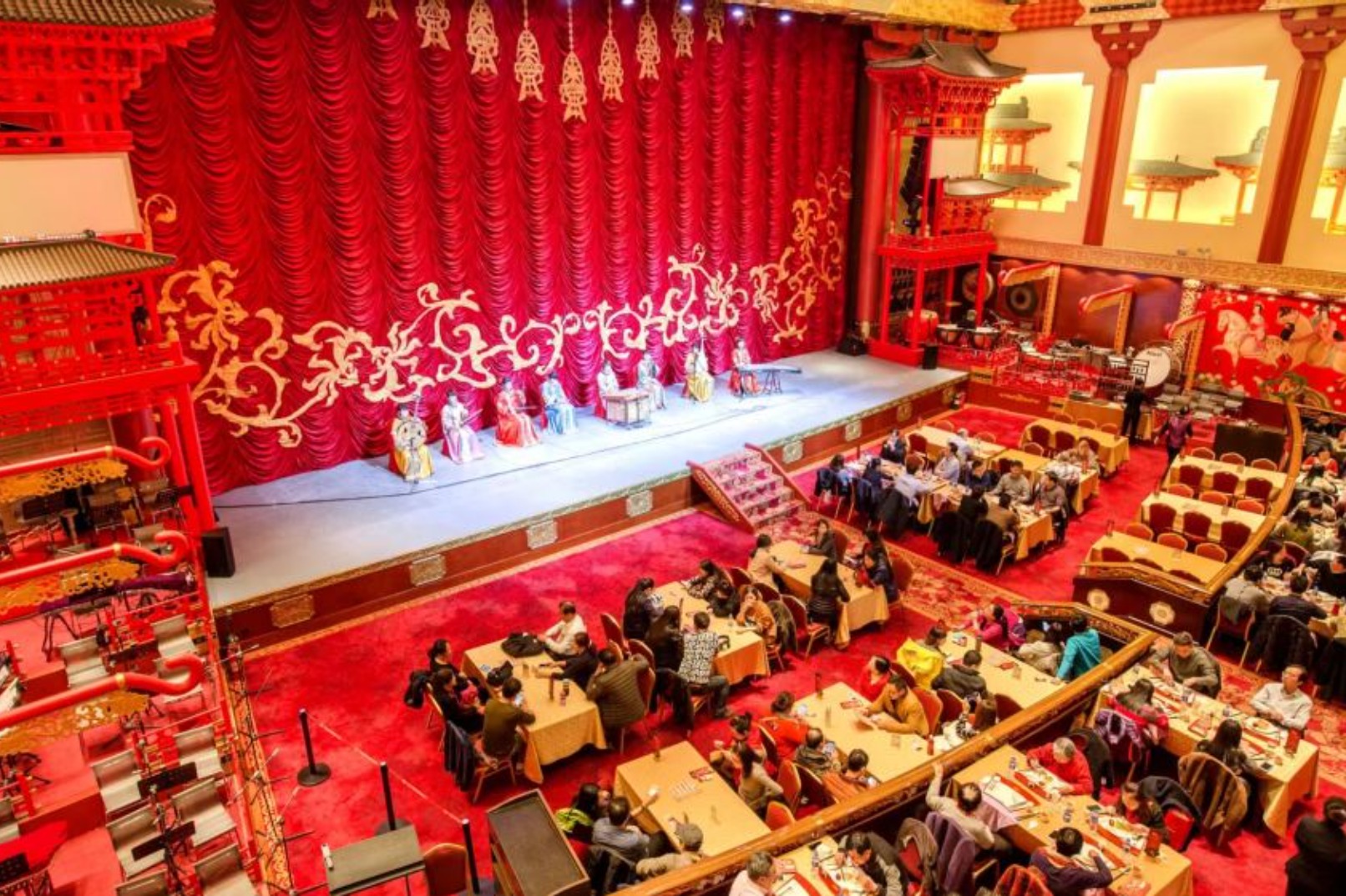 西安唐樂宮的 “宴舞一體” 演出廳; 西安唐樂宮的 “宴舞一體” 演出廳;