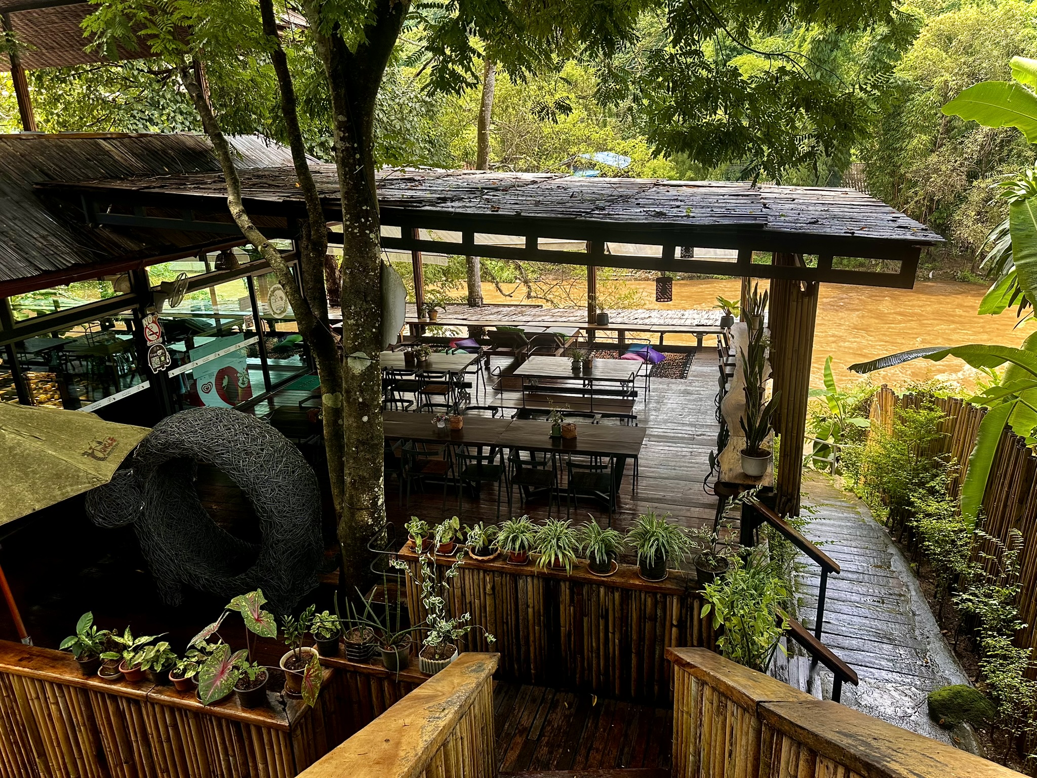 在隱秘的風景河畔咖啡館放慢腳步。享用免費飲品/蛋糕，欣賞湄登河（Mae Taeng River）的全景——這是放鬆身心和拍照留念的完美時刻。