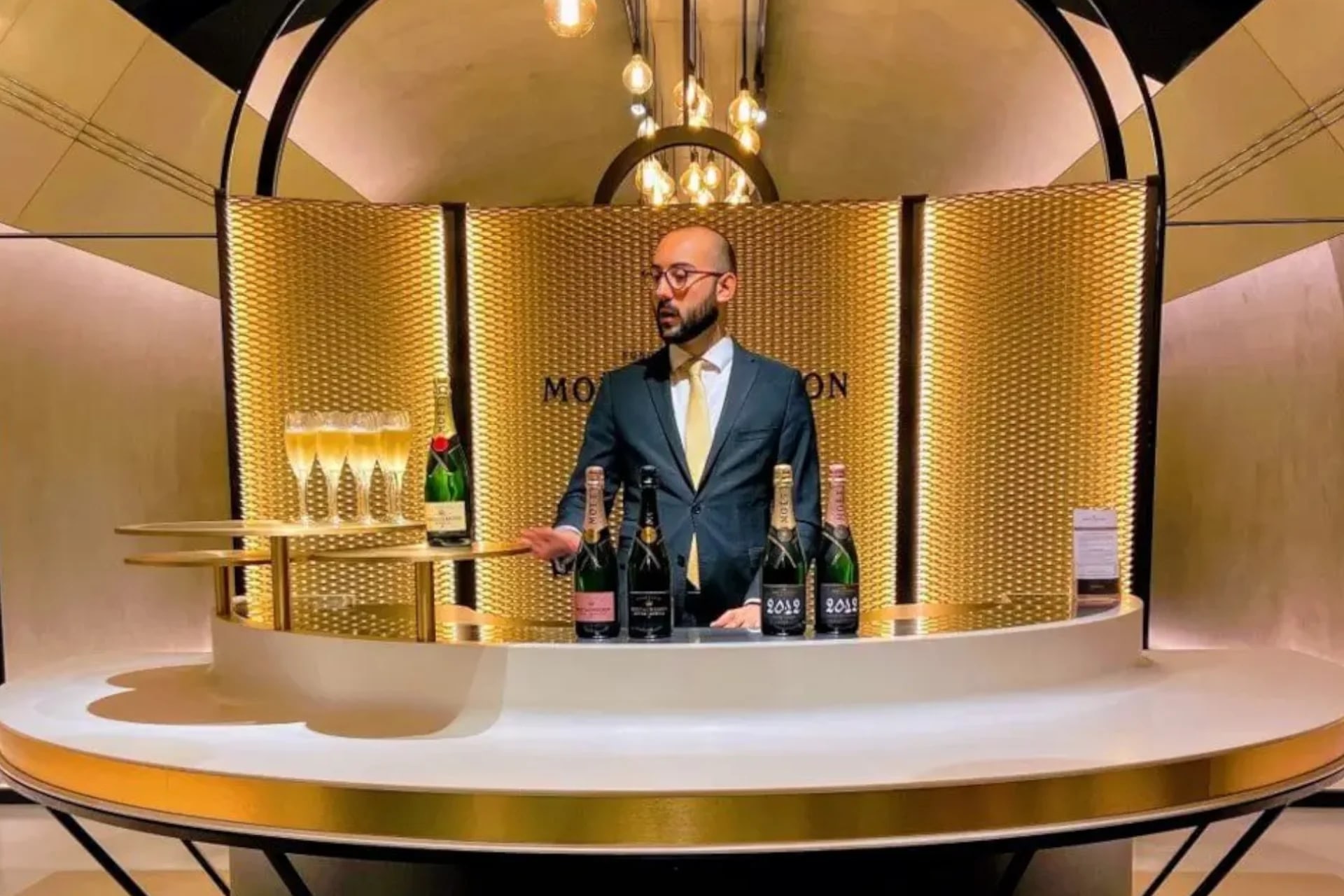 參觀最大的香檳生產商之一，例如酩悅香檳（Champagne Moët & Chandon）