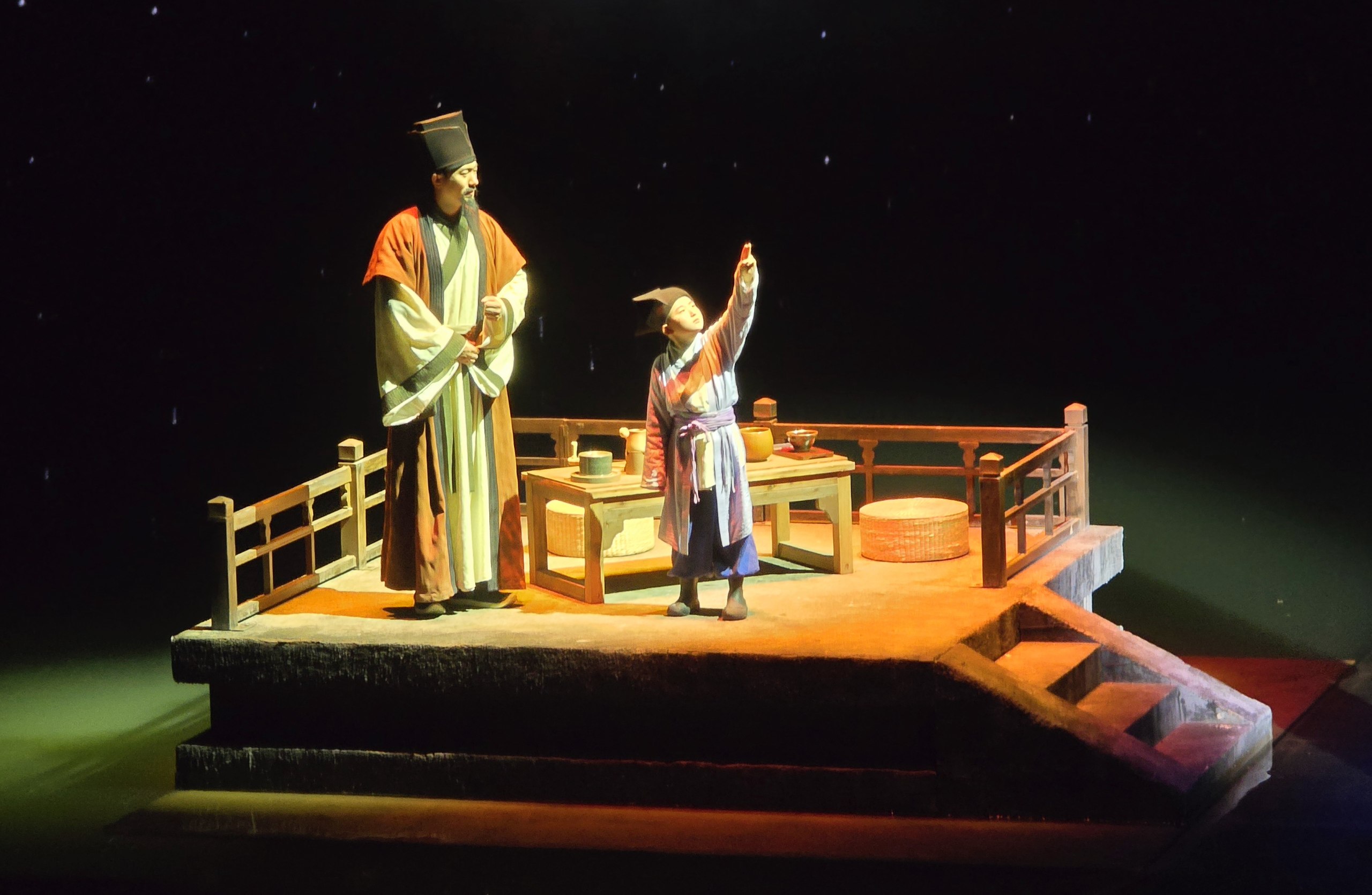 少年朱熹的稚語穿透時空，化為舞臺中央的璀璨星河