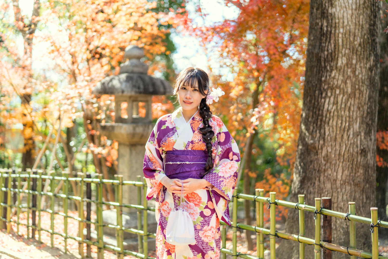「紅葉與和服，交織出美麗動人的瞬間。