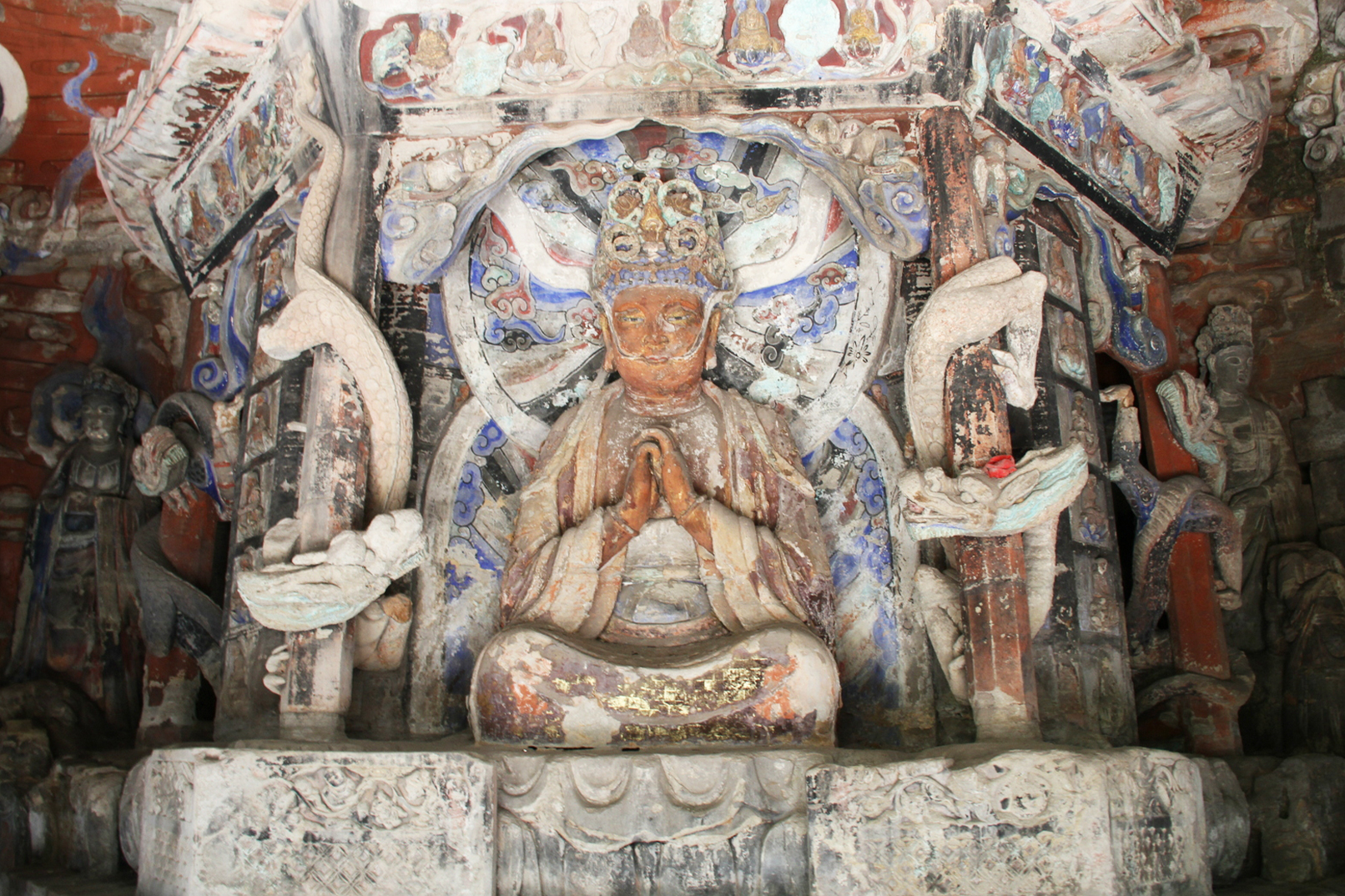 大足石刻最初開鑿於初唐永徽年間,歷經晚唐、五代,盛於兩宋,明清時期亦有所增刻,最終形成了一處規模龐大,集中國石刻藝術精華之大成的石刻群,堪稱中國晚期石窟藝術的代表。 大足石刻最初開鑿於初唐永徽年間,歷經晚唐、五代,盛於兩宋,明清時期亦有所增刻,最終形成了一處規模龐大,集中國石刻藝術精華之大成的石刻群,堪稱中國晚期石窟藝術的代表。