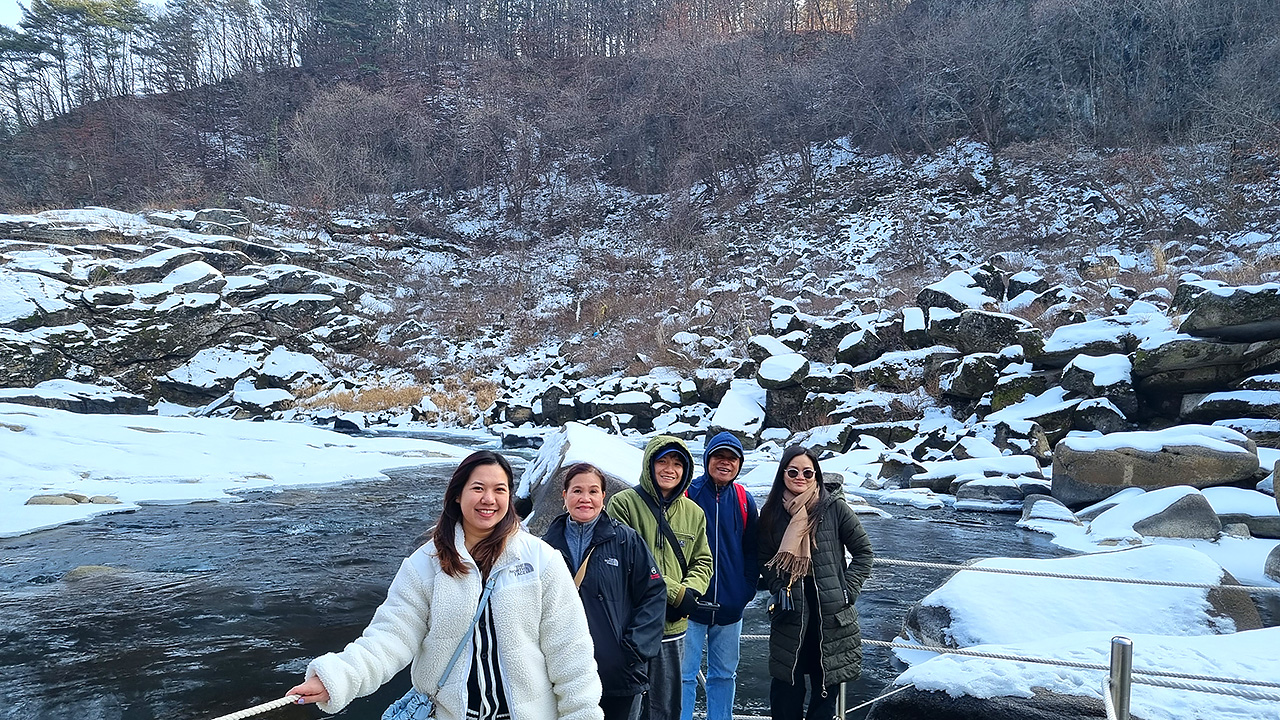 ❄️ 覆蓋著白雪的深色玄武岩峭壁,形成鮮明且近乎魔幻的對比。 ❄️ 覆蓋著白雪的深色玄武岩峭壁,形成鮮明且近乎魔幻的對比。