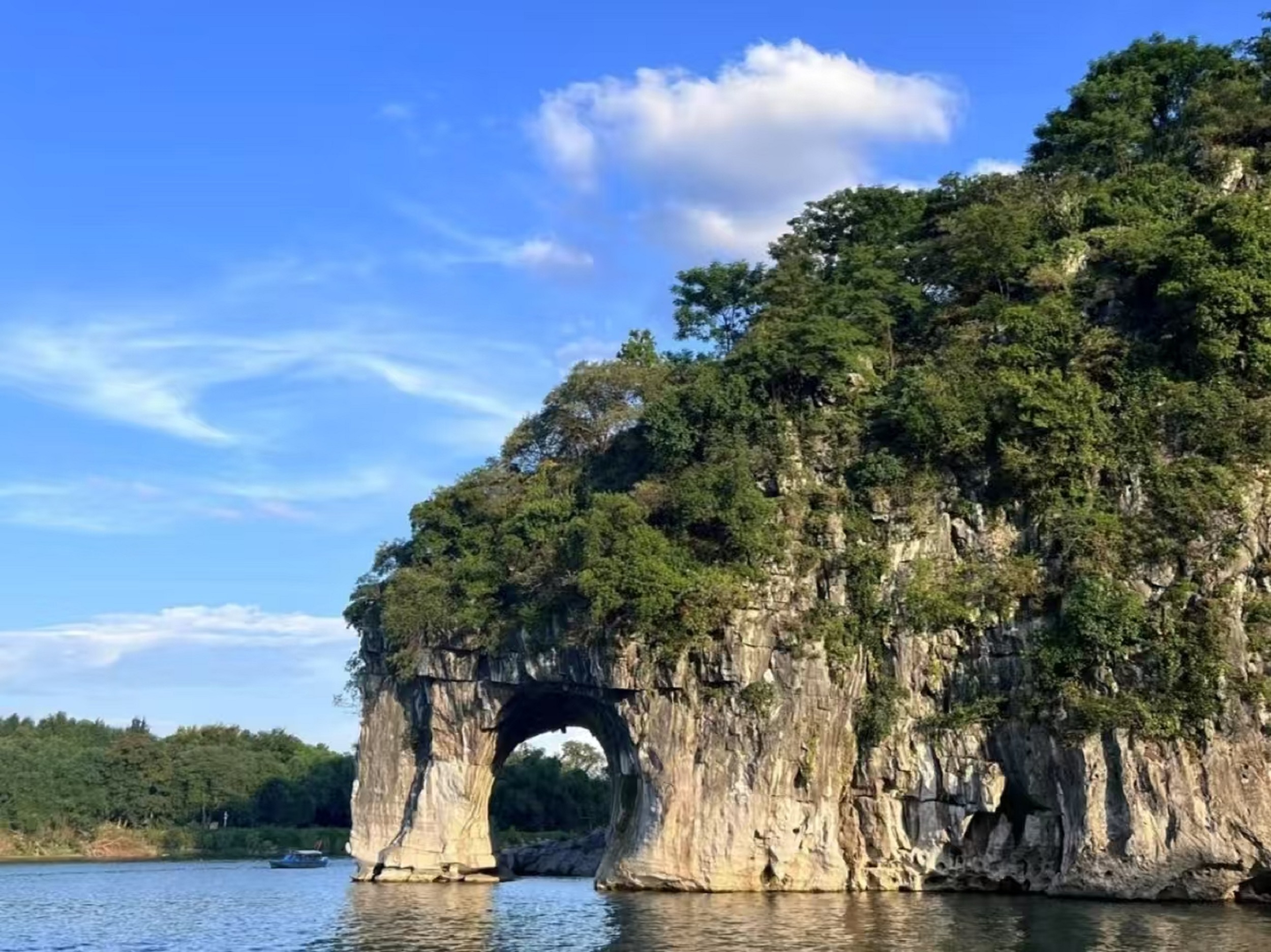 廣西桂林一日遊&邂逅山水絕景（桂林往返+5A灕江風景名勝區+乘三星豪華遊船覽桂林山水+探秘銀子岩溶洞）