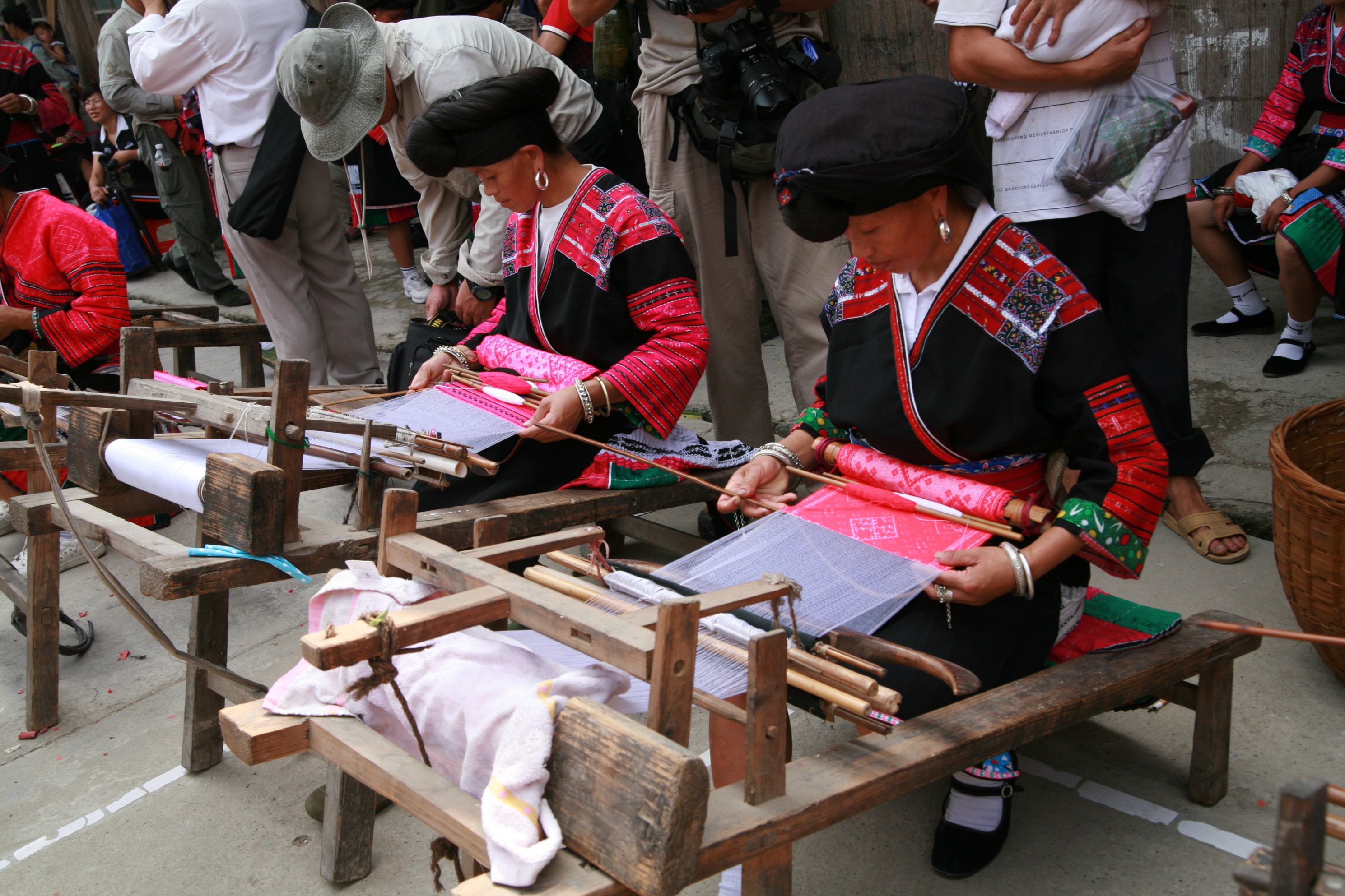 這裡的少數民族文化源遠流長,獨具特色。古老的吊腳樓、精美的民族服飾、獨特的民俗風情,都讓人感受到了濃郁的民族氣息。 這裡的少數民族文化源遠流長,獨具特色。古老的吊腳樓、精美的民族服飾、獨特的民俗風情,都讓人感受到了濃郁的民族氣息。