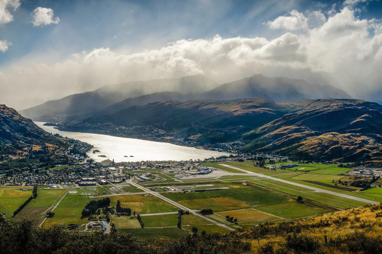 行程可選擇早點出發,捕捉山谷間的日出美景,或在夕陽餘暉灑落大地時結束,欣賞橘紅色的迷人景致。 行程可選擇早點出發,捕捉山谷間的日出美景,或在夕陽餘暉灑落大地時結束,欣賞橘紅色的迷人景致。