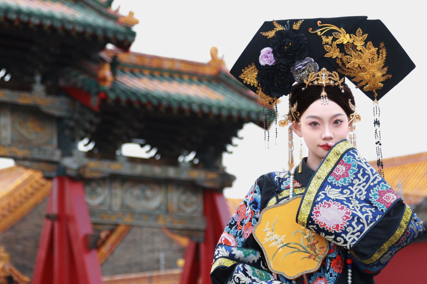 無需刻意找角度，漢服裙襬掃過青磚，抬手觸碰雕花窗欞，每一張照片都自帶「皇家大片」的氛圍感，根本不用後期加濾鏡