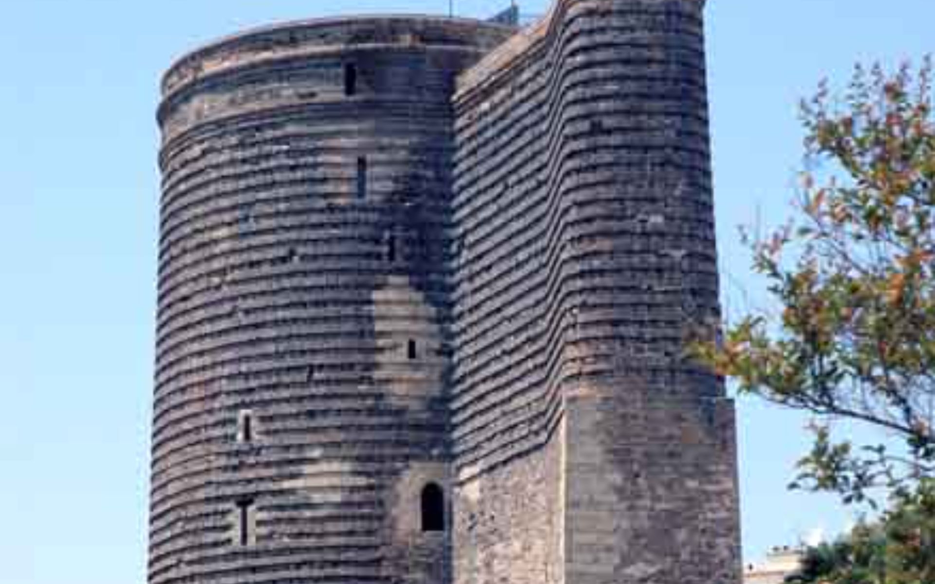 探索歷史悠久的少女塔，這座指標性建築象徵著巴庫的古老文化遺產。