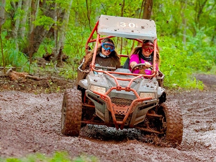駕駛雙人座沙灘車，中途換座共享