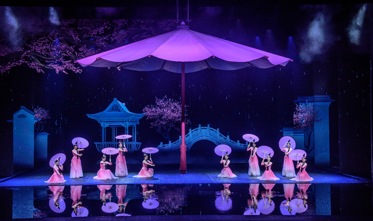 上海千古情景區是一個顛覆想象的全新景區。流連在穿越街、時空街、千古情街、天上街市，恍若隔世。魔幻森林、愛情谷、精靈谷、童玩天地等一步一景；有千古情劇院、演藝劇院、森林劇院、懸崖劇院、朋克廣場、音樂廣場、鍋莊廣場等十多個劇院和表演場所。