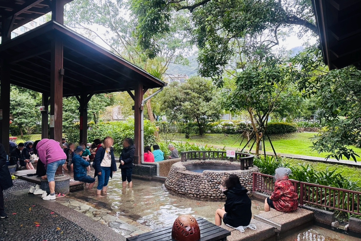 礁溪溫泉屬於碳酸氫鈉泉，含有多種礦物質元素，是臺灣少見的平地溫泉類型，無論用於泡湯、沐浴，或經處理後作為飲用水，都深受遊客喜愛。