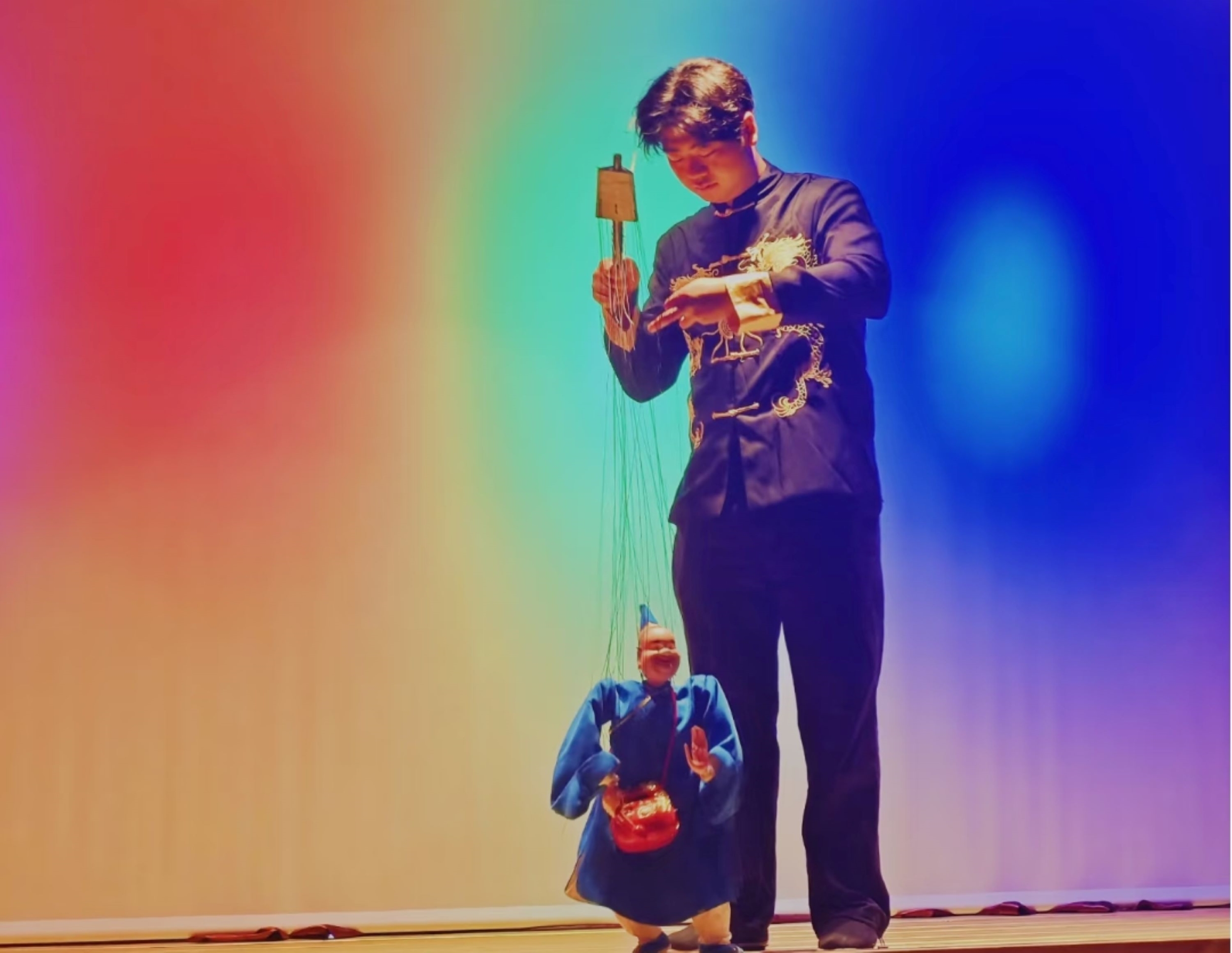 提線木偶演員正操控藍袍木偶