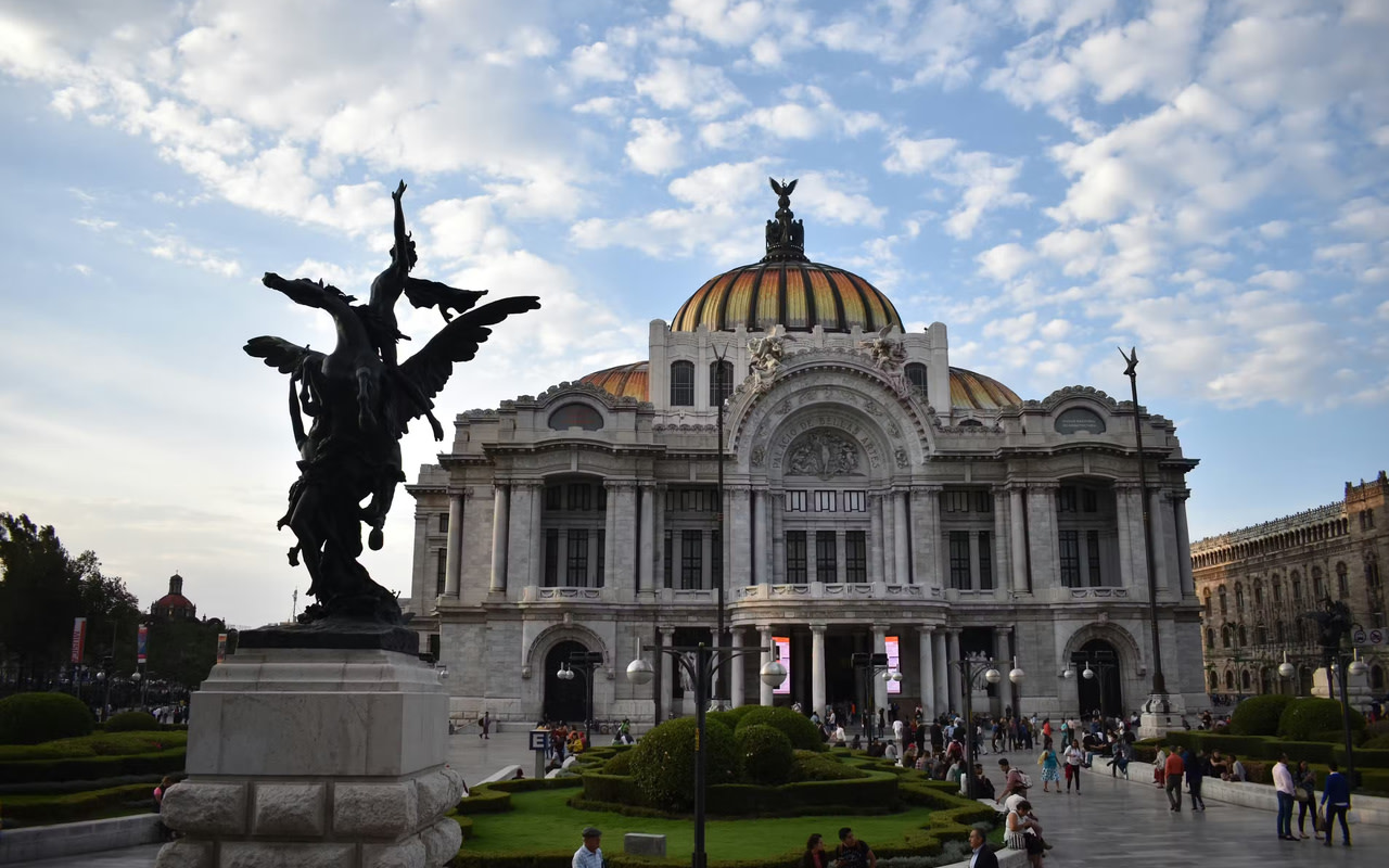 探索宏偉的墨西哥城藝術宮，一個令人難忘的文化地標