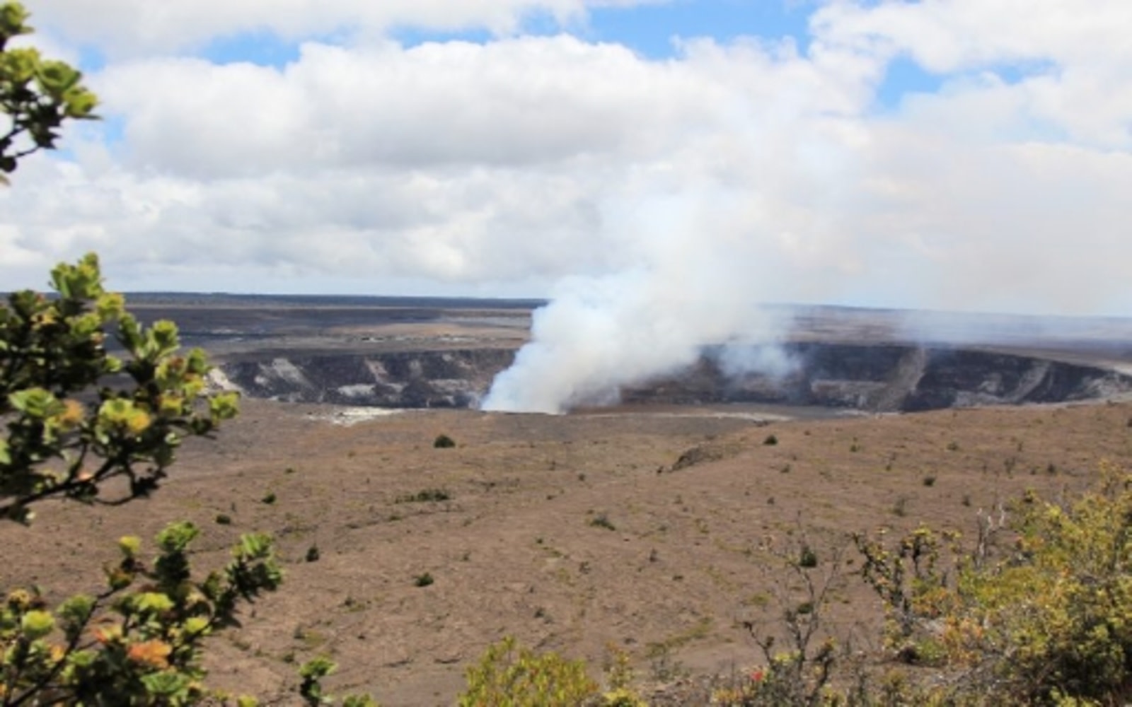 在夏威夷火山國家公園內，觀賞火山噴氣孔冒出的蒸氣，這絕對是令人著迷的景象。