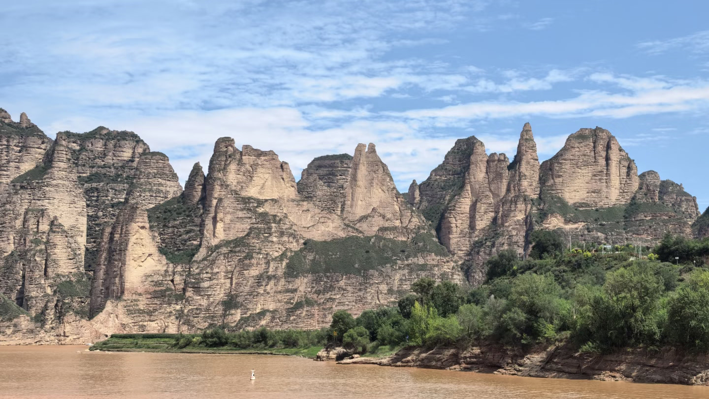 One-day chartered tour from Lanzhou: Viewing platform at the confluence of the Yellow and Tao Rivers + Bingling Temple + Ink Wash Danxia Landform