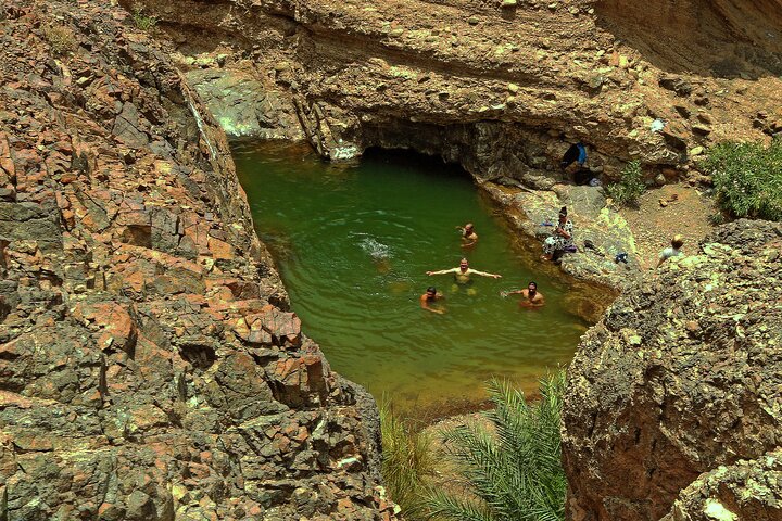 Private 4x4 Desert Drive, Wadi Shawaka Pool Visit with Lunch box