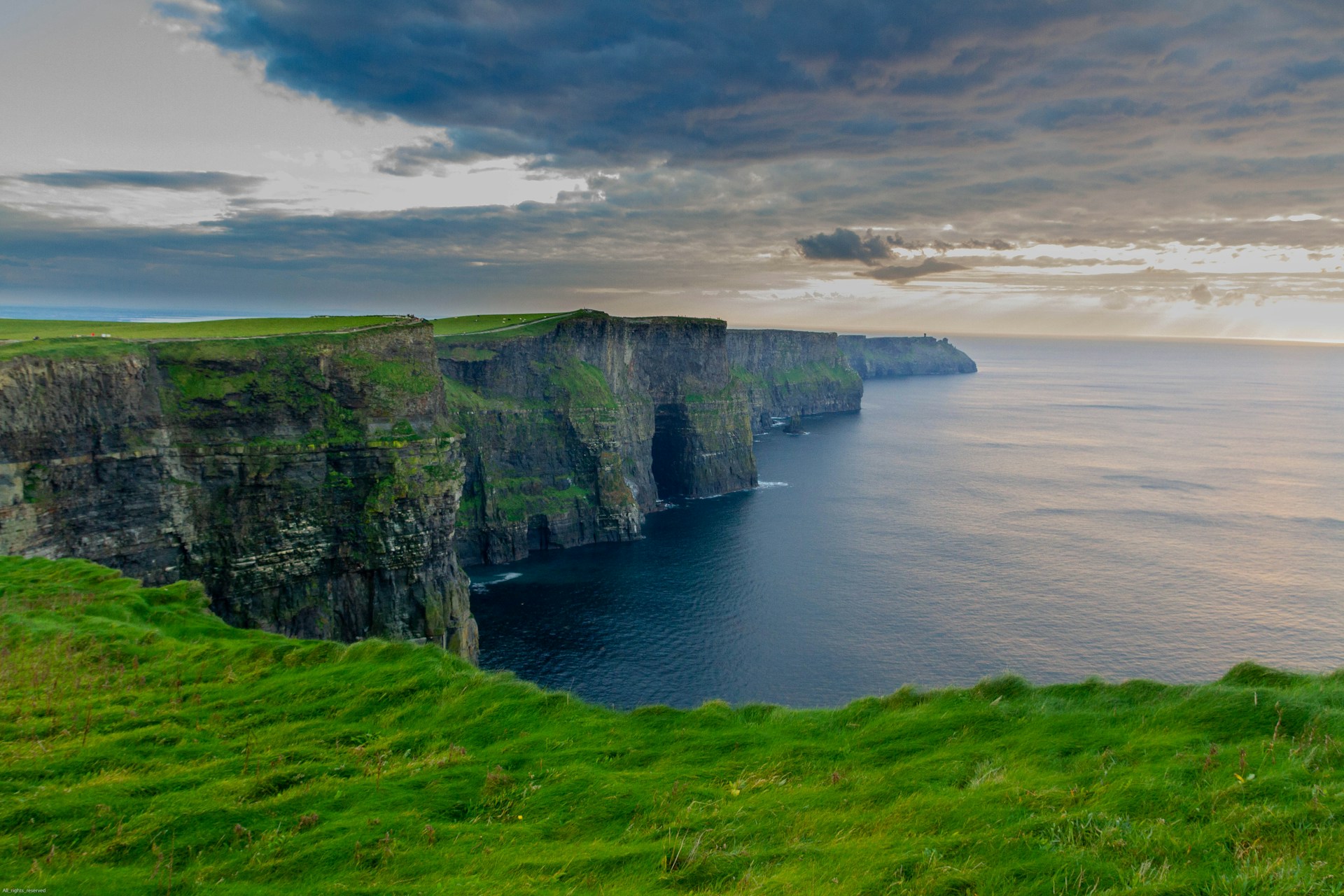 Cliffs of Moher and the Burren Park West Bank Scenic Day Tour from Ireland | Dublin Departure Comfortable Small Group・English Guided Tour