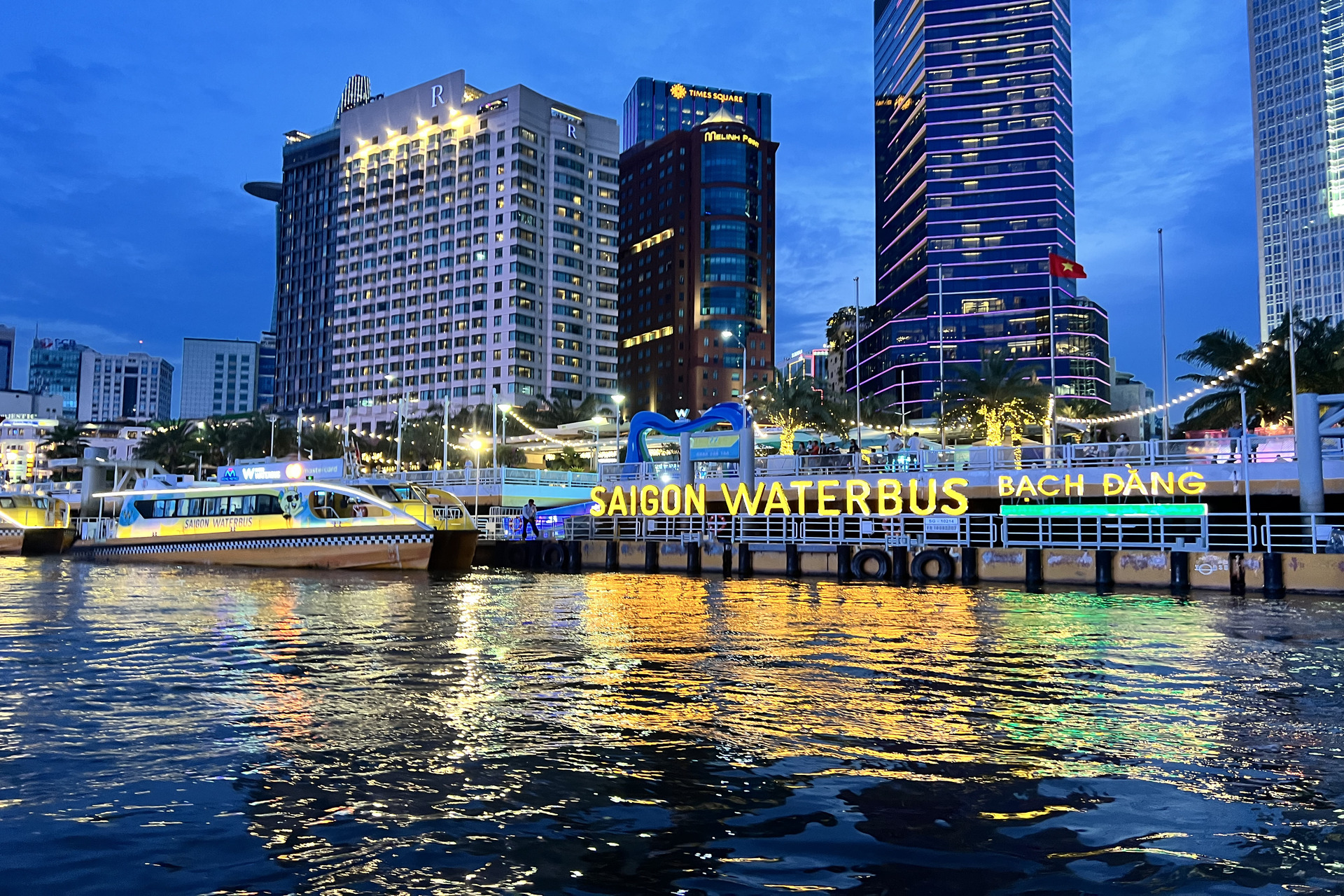 當河面泛起粼粼波光,天空染上火燒般的色彩,我知道我已在你之中找到歸屬。 當河面泛起粼粼波光,天空染上火燒般的色彩,我知道我已在你之中找到歸屬。