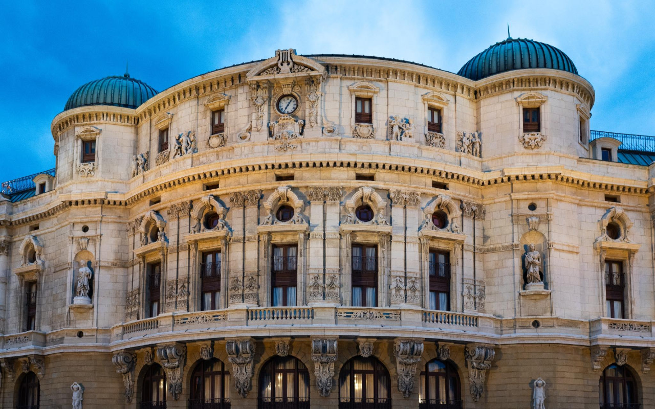 漫步在畢爾包舊城區的街道上,感受歷史、魅力與文化的薰陶 漫步在畢爾包舊城區的街道上,感受歷史、魅力與文化的薰陶