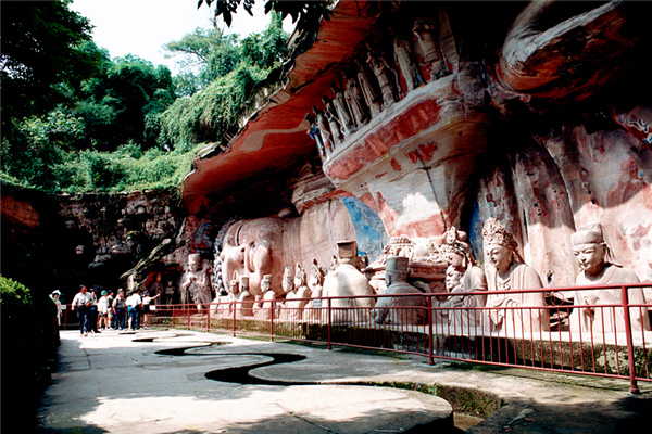 北山，古名龍崗山，距大足縣城龍崗鎮北約1.5公里，海拔約545.5米，北山摩崖造像重點保護範圍面積約7.62公頃，一般保護範圍面積約21.82公頃，建設控制地帶面積約28.15公頃