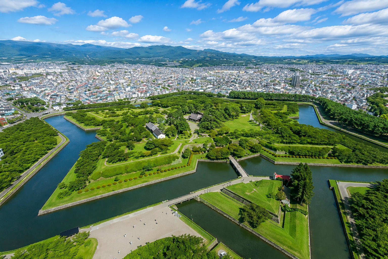 五稜郭公園是日本第一座西式堡壘,擁有五個懸垂的稜堡,形成美麗的星形。 五稜郭公園是日本第一座西式堡壘,擁有五個懸垂的稜堡,形成美麗的星形。