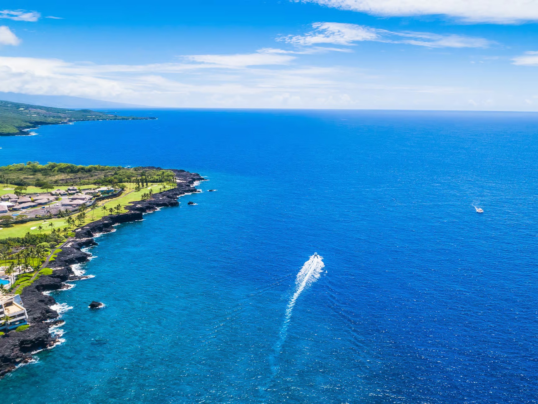 從高空欣賞令人屏息的海岸風光,科納海域的湛藍色調盡收眼底 從高空欣賞令人屏息的海岸風光,科納海域的湛藍色調盡收眼底