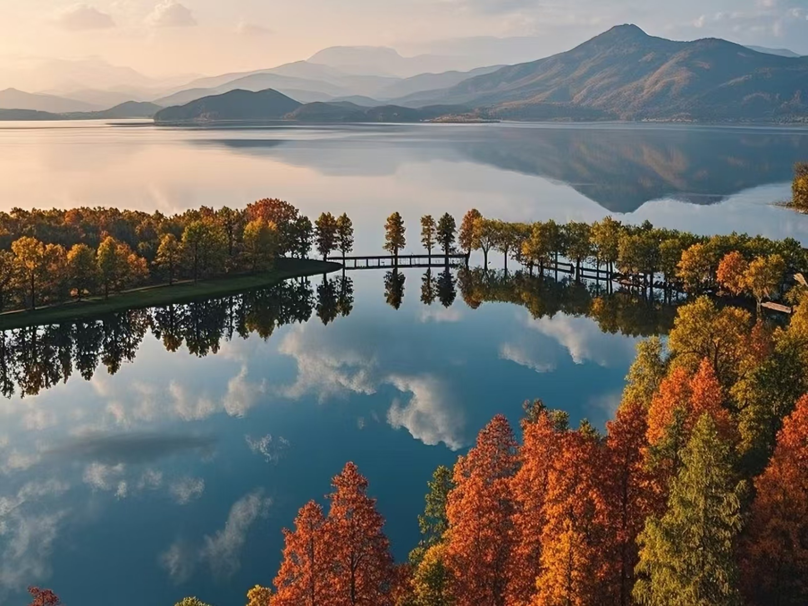 遠古時代雲夢澤的遺蹟,自古就有“八百里洞庭”之說。洞庭湖由東、西、南洞庭湖和大通湖四個較大的湖泊組成,菸波浩淼、水天一色,氣勢雄偉磅礴 遠古時代雲夢澤的遺蹟,自古就有“八百里洞庭”之說。洞庭湖由東、西、南洞庭湖和大通湖四個較大的湖泊組成,菸波浩淼、水天一色,氣勢雄偉磅礴