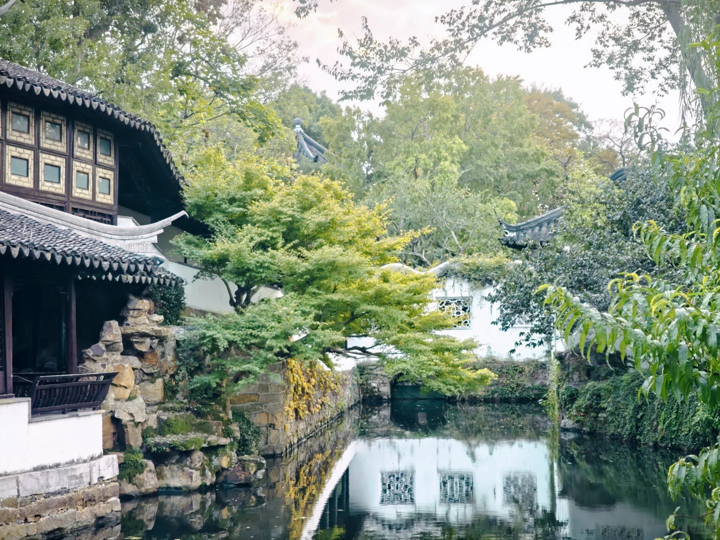The Humble Administrator's Garden is located at No. 178, Northeast Street, Loumen, Suzhou City. It is a representative of Jiangnan gardens and the largest classical landscape garden in Suzhou gardens. It was first built by Wang Xianchen in the Ming Dynast