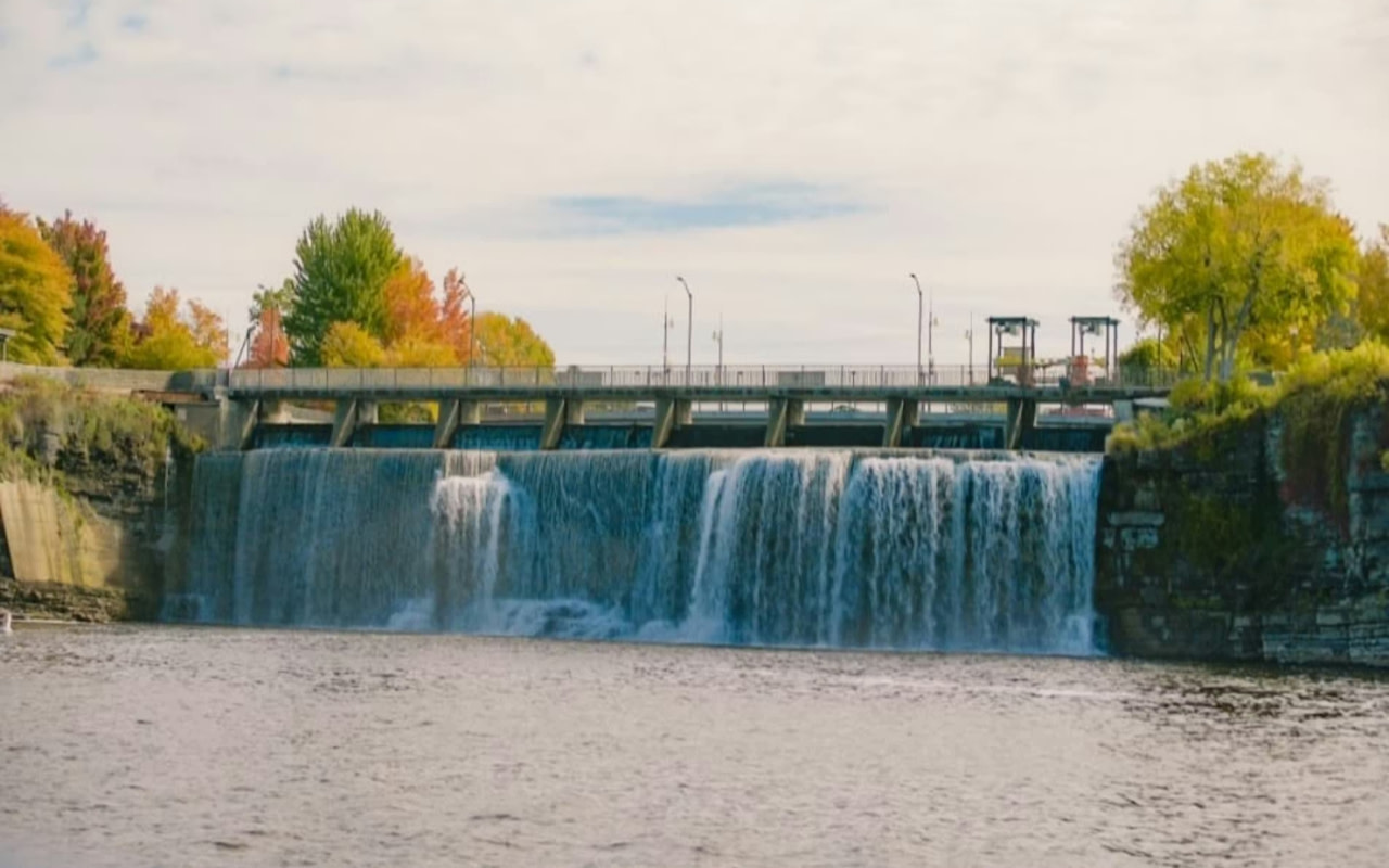 欣賞美麗的麗都瀑布（Rideau Falls）壯麗的層疊水流，傾瀉入渥太華河（Ottawa River）