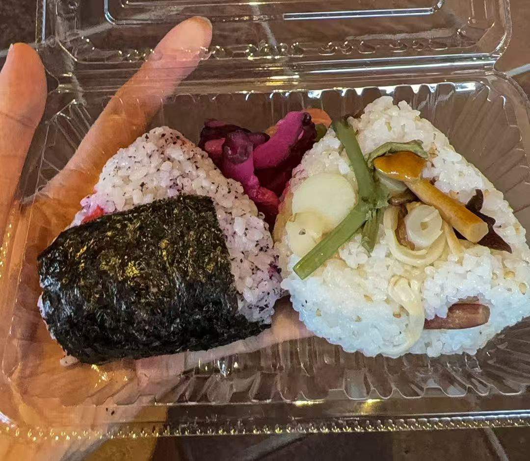 在上高地停車場附近的商店可以買到飯糰,帶著邊走邊吃 在上高地停車場附近的商店可以買到飯糰,帶著邊走邊吃