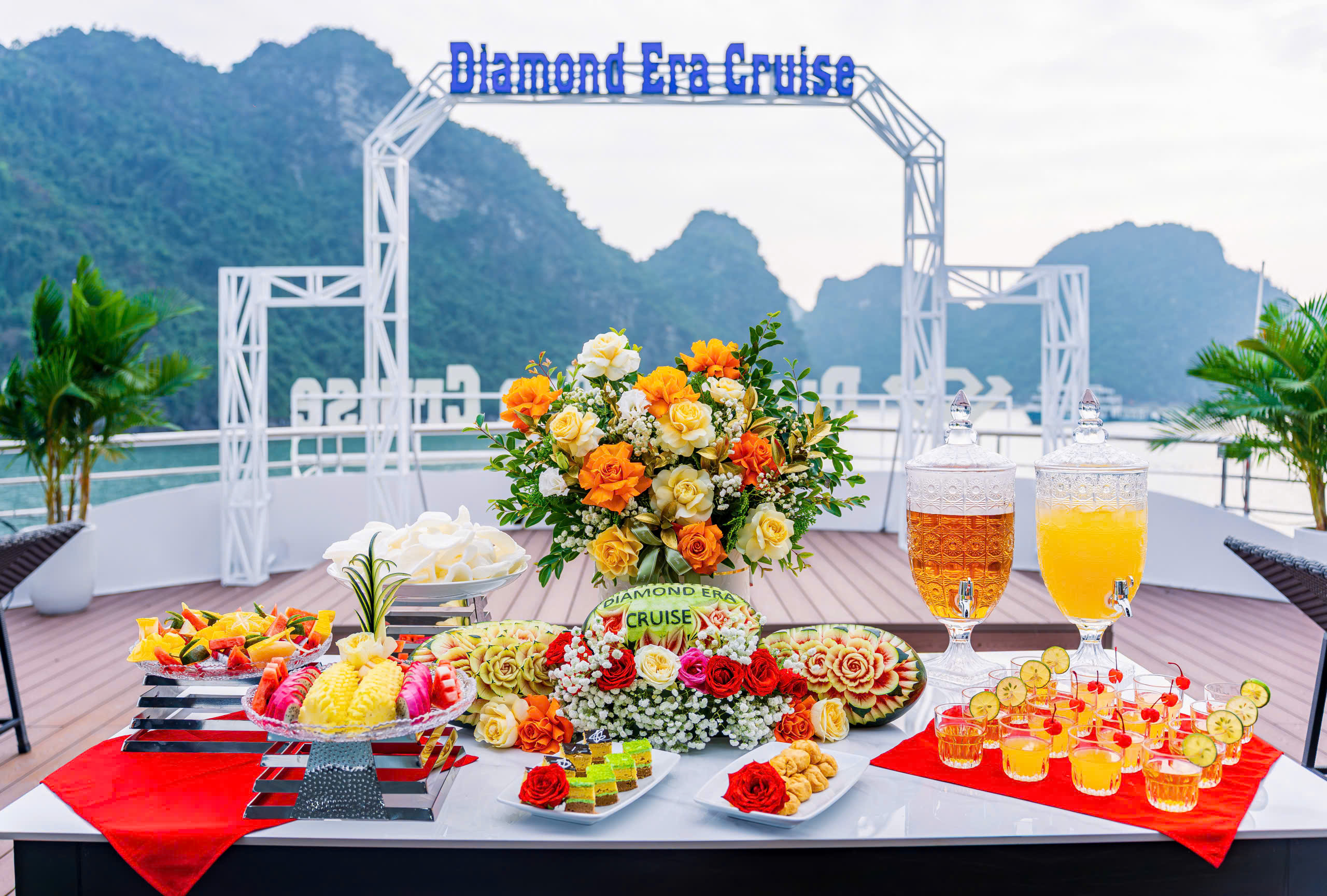在返回港口的航程中，於船上享受一場輕奢下午茶派對。伴隨著音樂、精緻糕點、香醇熱茶與新鮮水果，這是您在抵達碼頭前，放鬆身心、結交新朋友的完美時刻。