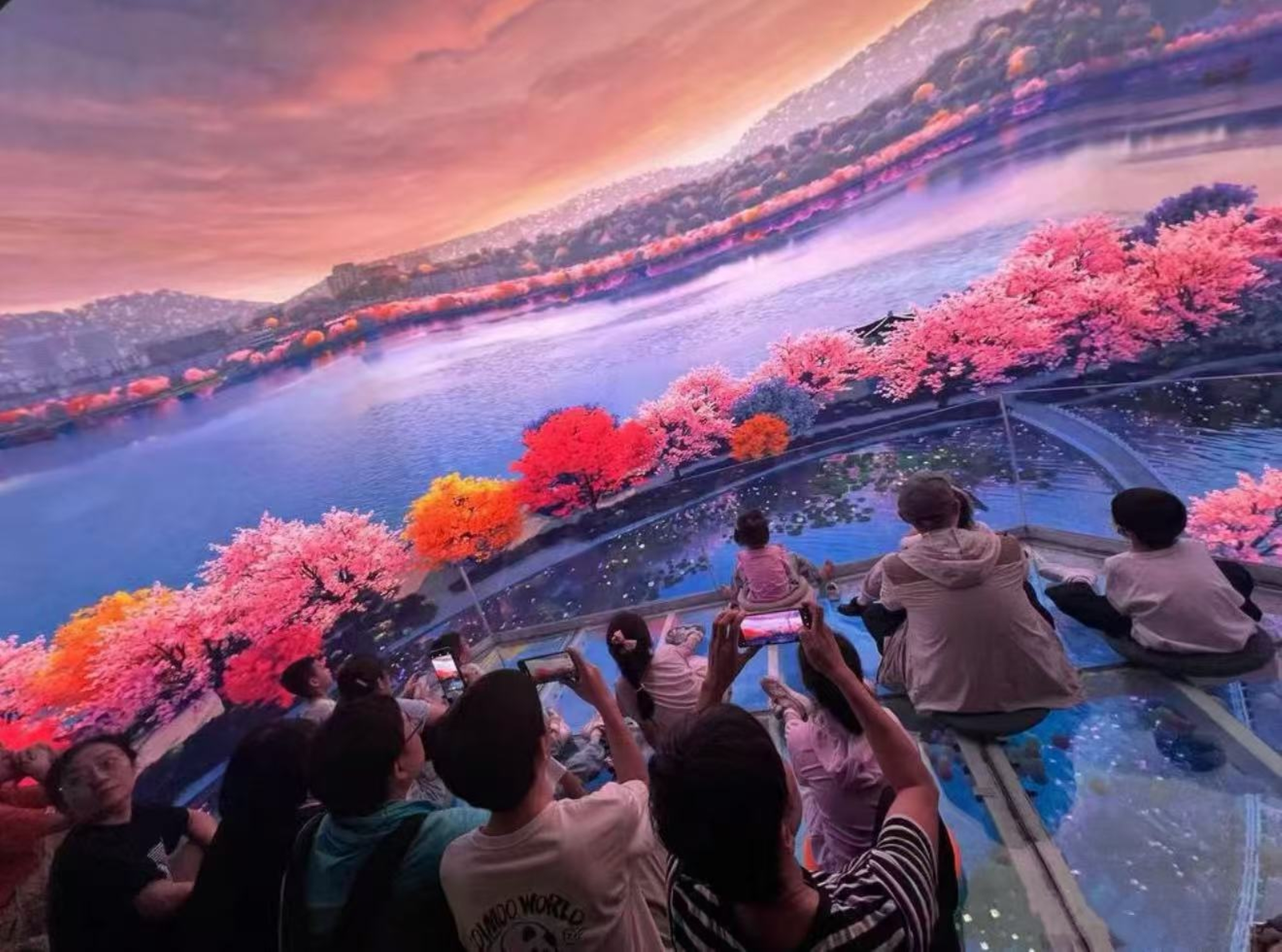 看著透明的廊道在高空舒展，才明白這裡藏著一種與眾不同的“魔都打開方式”