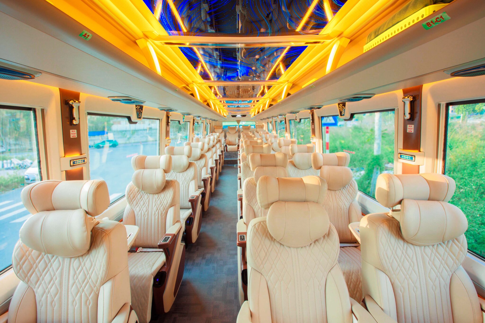 28 人座豪華巴士