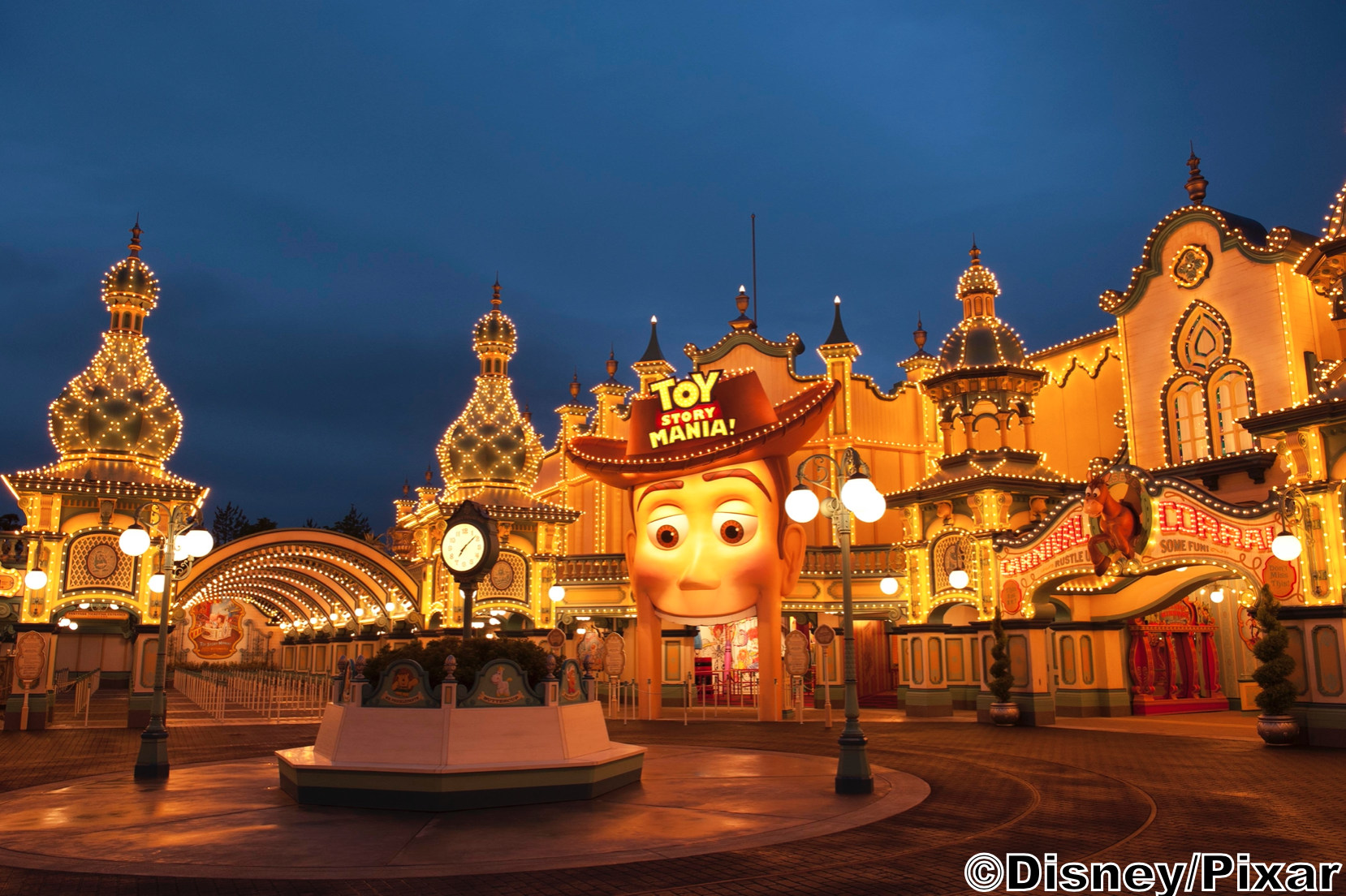 玩具總動員瘋狂遊戲屋：「咦？周圍的東西怎麼變大了？」沒錯！當您走入胡迪笑開懷的嘴巴時，您就在不知不覺中縮小成玩具尺寸了！趕緊把握這個大好機會，鑽到安弟的床底下參加玩具世界的射擊遊戲吧！