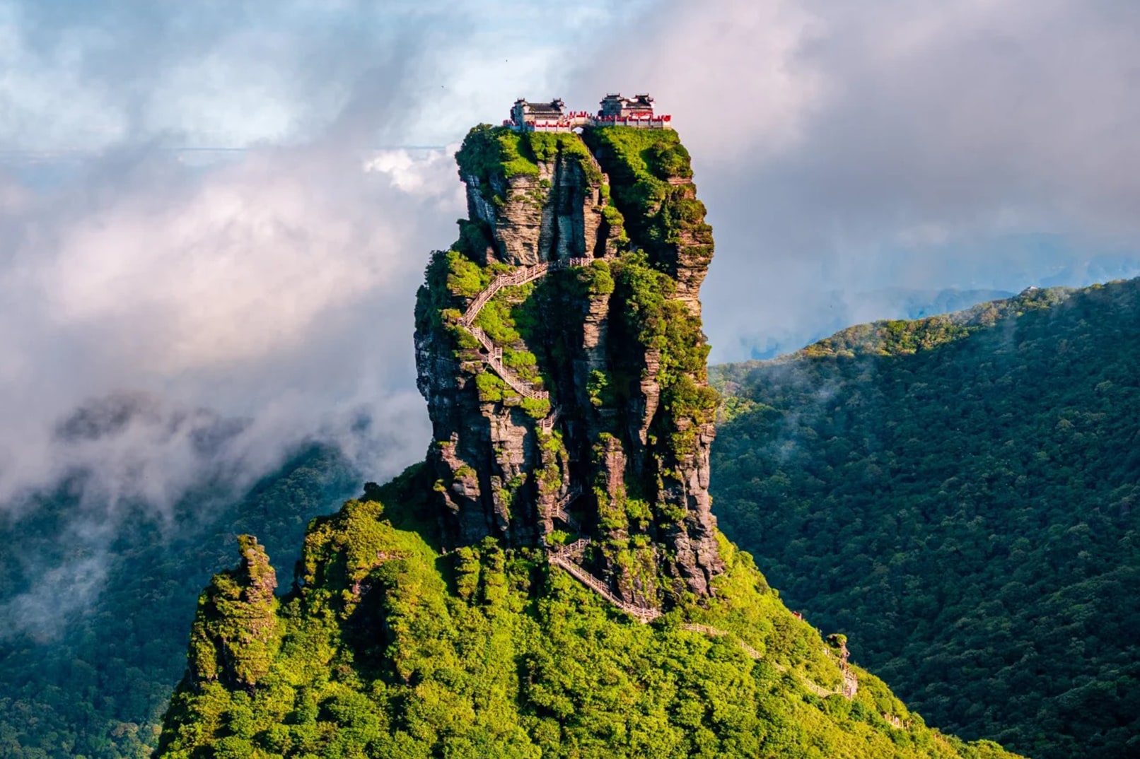梵淨山景區（含觀光車及往返索道）：親眼看到“天空之境”，雲霧繚繞時彷彿踩在天宮階梯，腳下是萬丈深淵，隨手拍都是仙俠劇海報，站在山巔，俯瞰雲海翻騰，仿若置身九霄，心靈也被這壯闊洗淨。