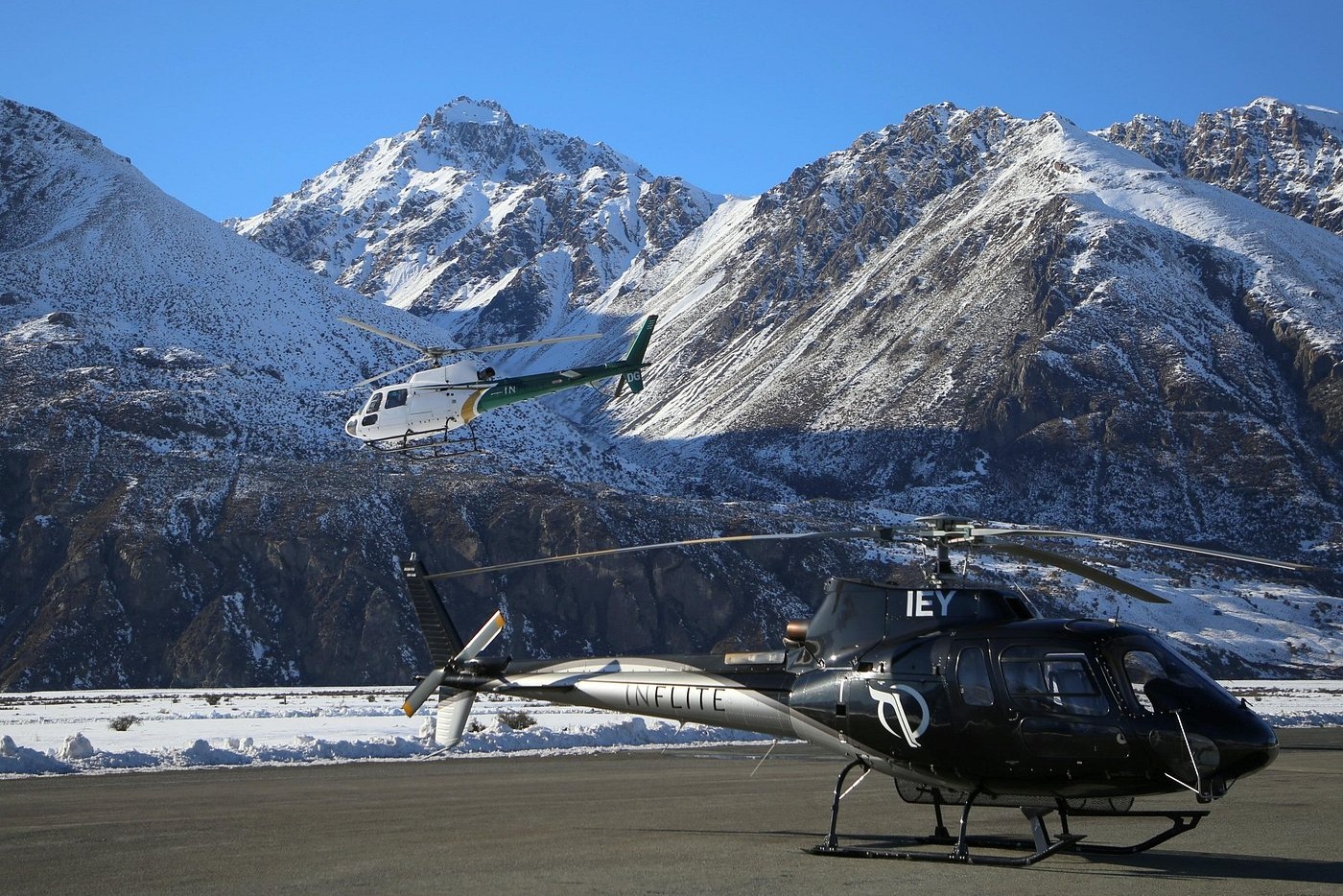 捕捉飛機掠過冰川山脊的畫面，揭示下方隱藏的冰隙和壯觀的冰層構造。