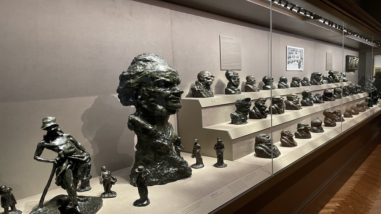 在 Chicago 藝術博物館 (The Art Institute of Chicago) 標誌性的獅像前，展開您的專屬旅程