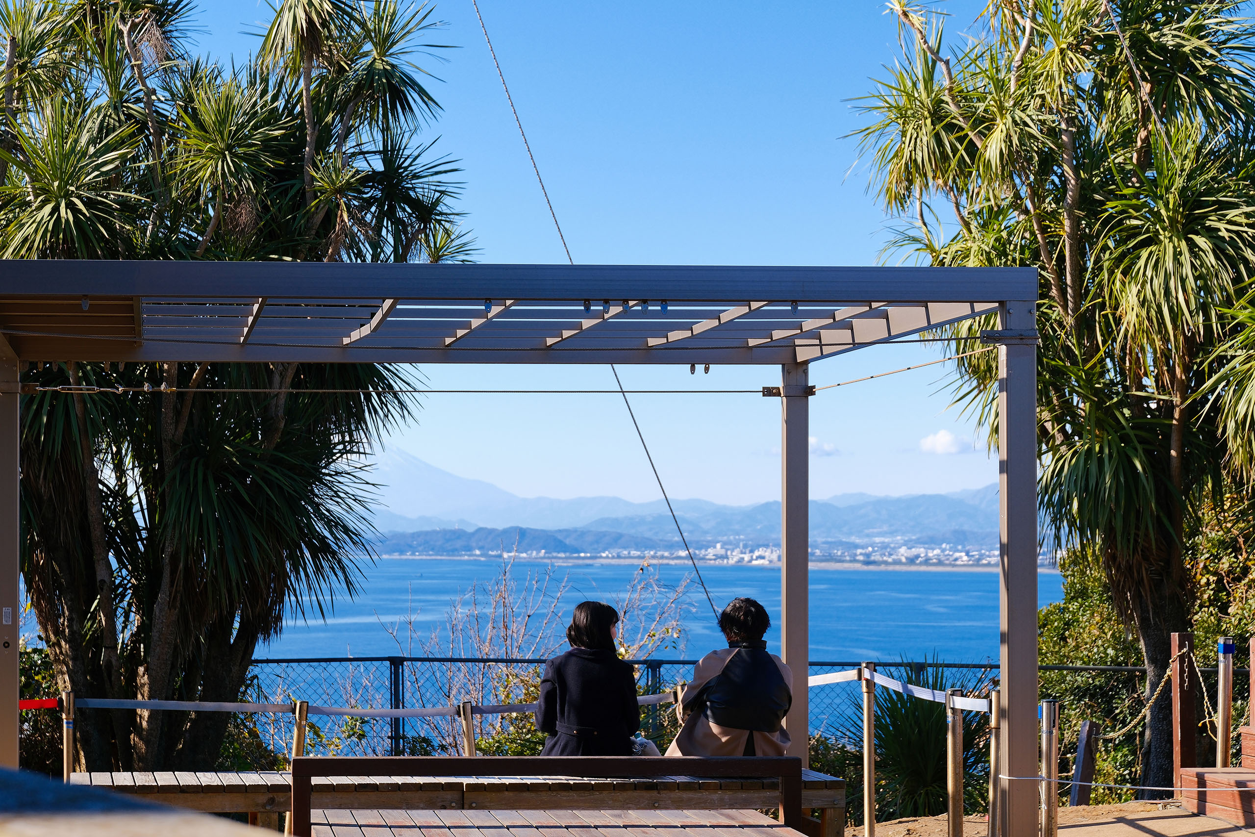 您可以坐在長椅上,盡情放鬆,沉浸在令人驚嘆的無敵海景之中。 您可以坐在長椅上,盡情放鬆,沉浸在令人驚嘆的無敵海景之中。